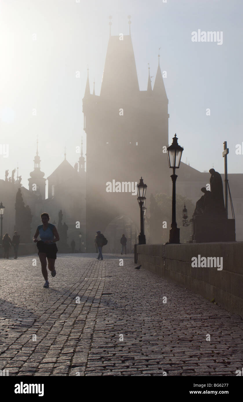 Karlsbrücke im Morgen - Prag Stockfoto