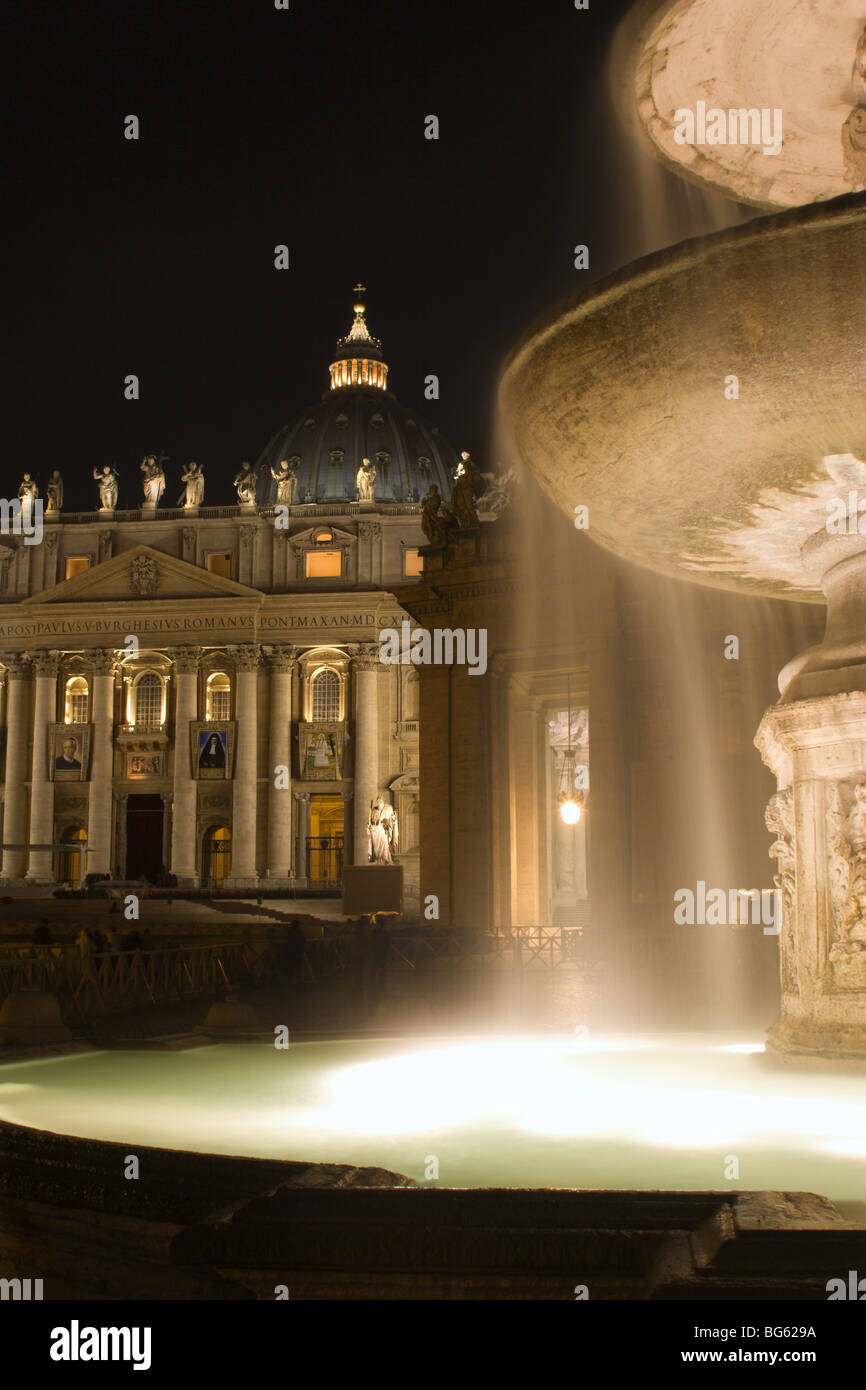 Rom - Brunnen und St. Peters Basilika in Nacht Stockfoto