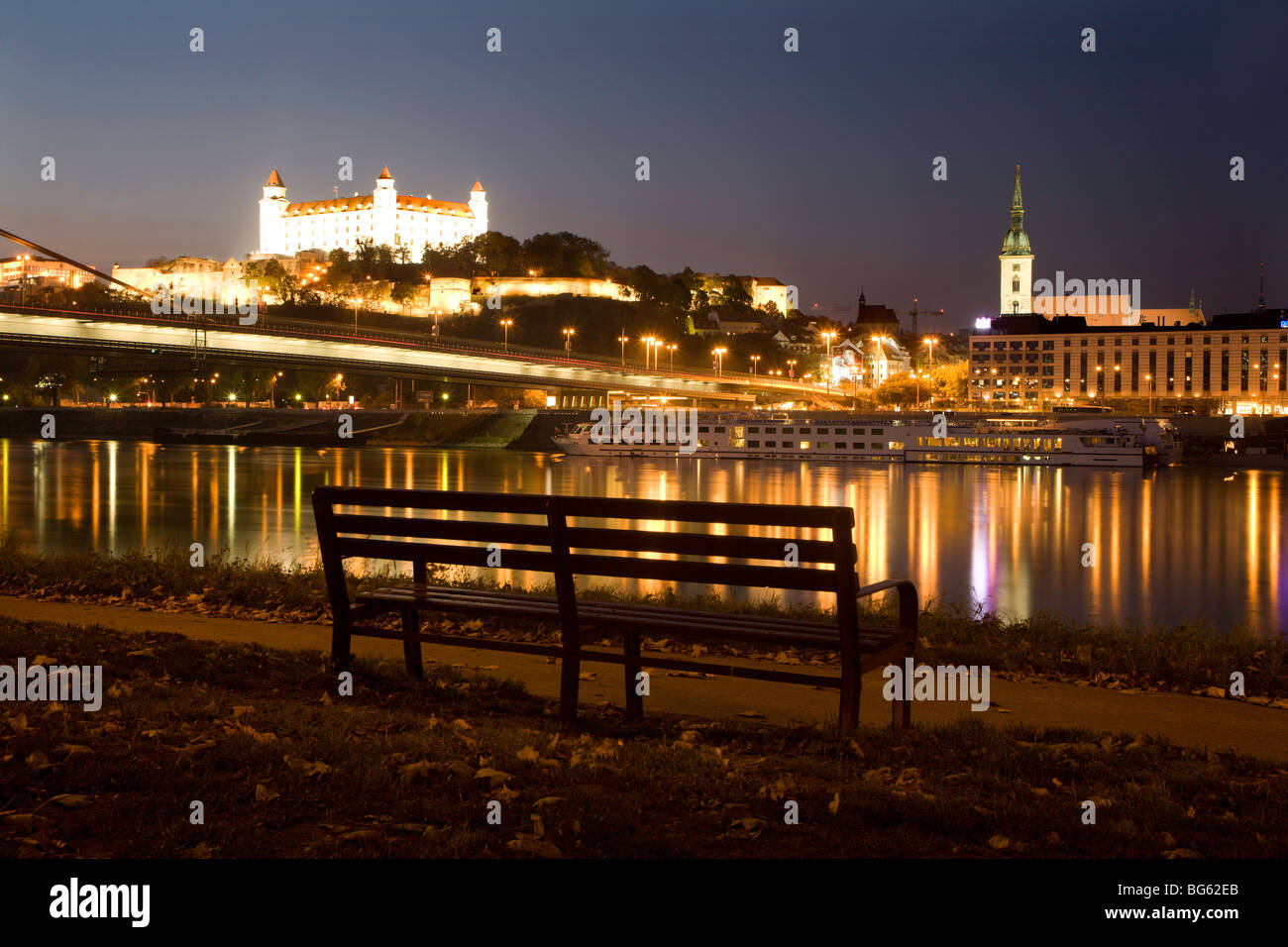 Bratislava - Burg und Dom und Donau Stockfoto