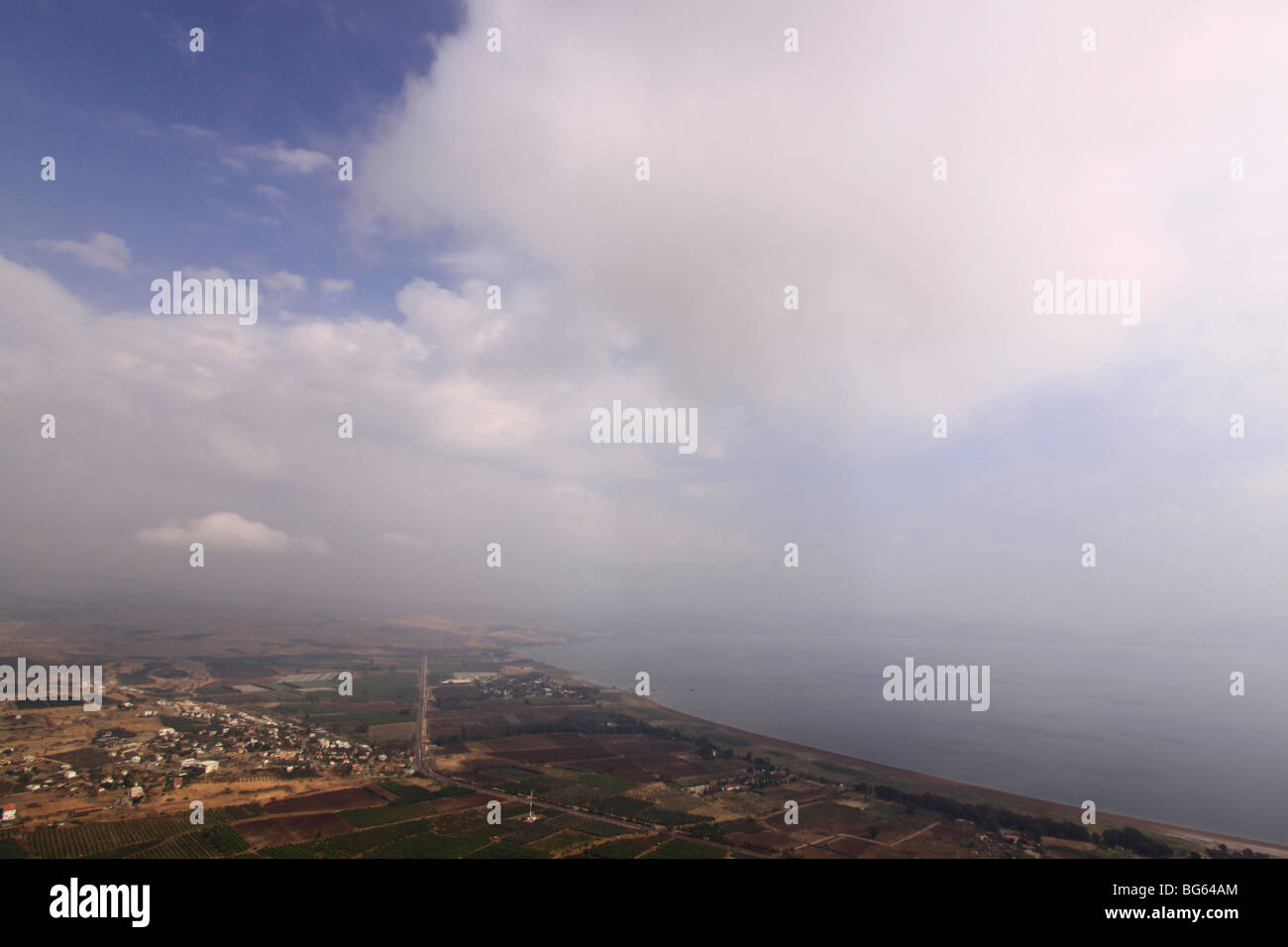Israel, unteren Galiläa, einen Blick auf Migdal und den See Genezareth von Mount Arbel Stockfoto
