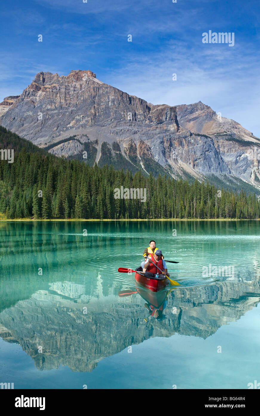 Touristen, die entspannend auf einem Boot am Emerald Lake, Yoho-Nationalpark, Alberta, Kanada Stockfoto