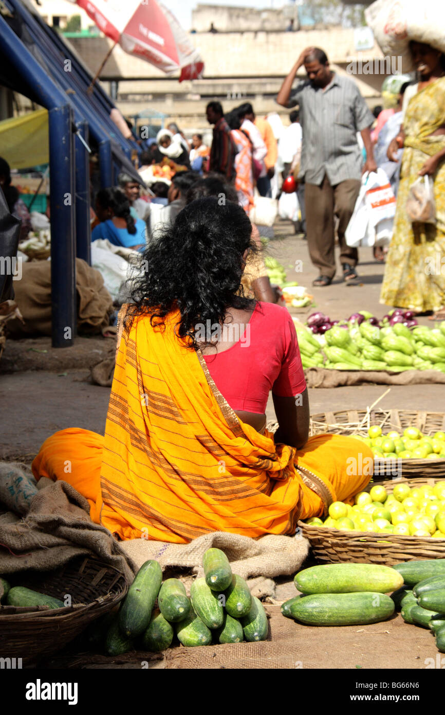Eine Dame, Verkauf von Gemüse im Stadtmarkt, Bangalore Stockfoto