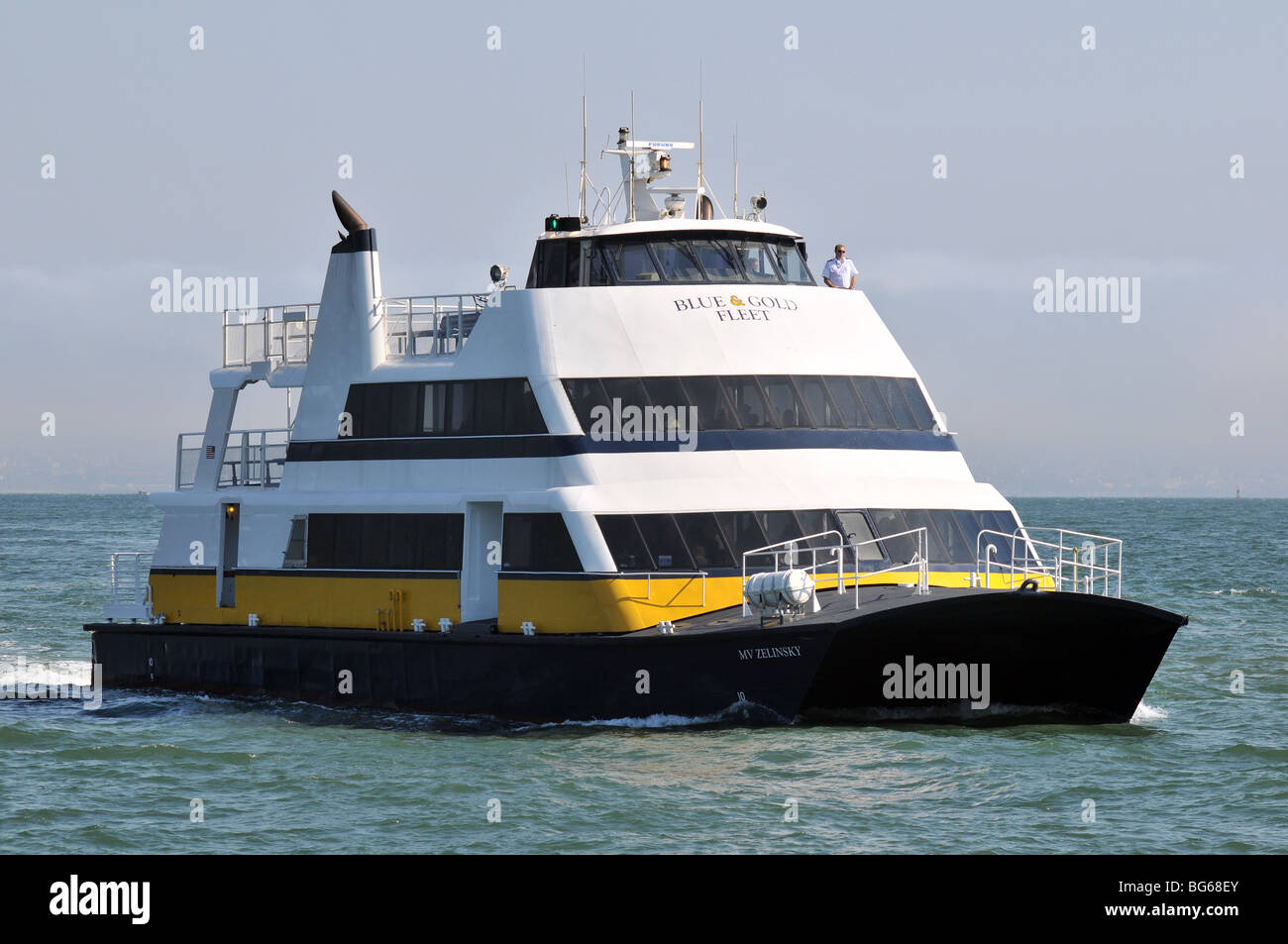 Die Passagierfähre MV Zelinsky von blau und Gold Fleet Tiburon angekommen, auf der Nordseite der Bucht von San Francisco Stockfoto