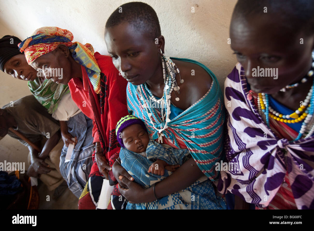 Massai-Frauen warten, um von einem Arzt in einer Klinik in Kilombero Dorf, Manyara Region, Tansania gesehen werden. Stockfoto