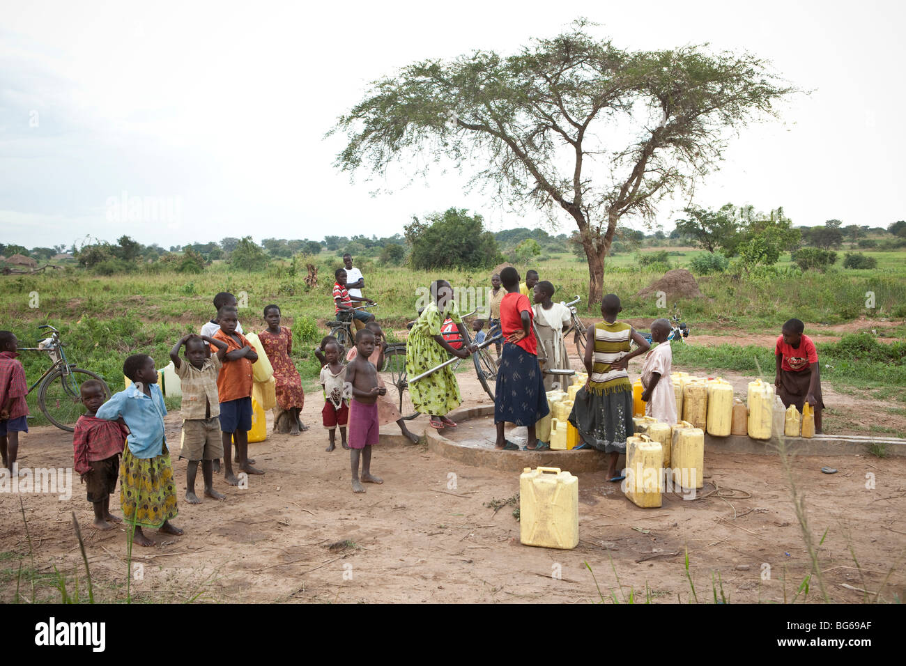 Kinder Pumpwasser aus einem ländlichen Brunnen in der Stadt Amuria im Osten von Uganda. Stockfoto