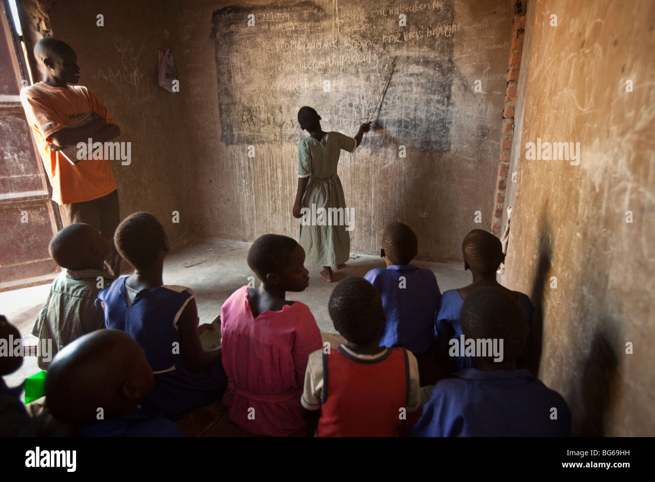 Kinder im Grundschulalter lernen in einem Klassenzimmer in Amuria, Osten Ugandas. Stockfoto