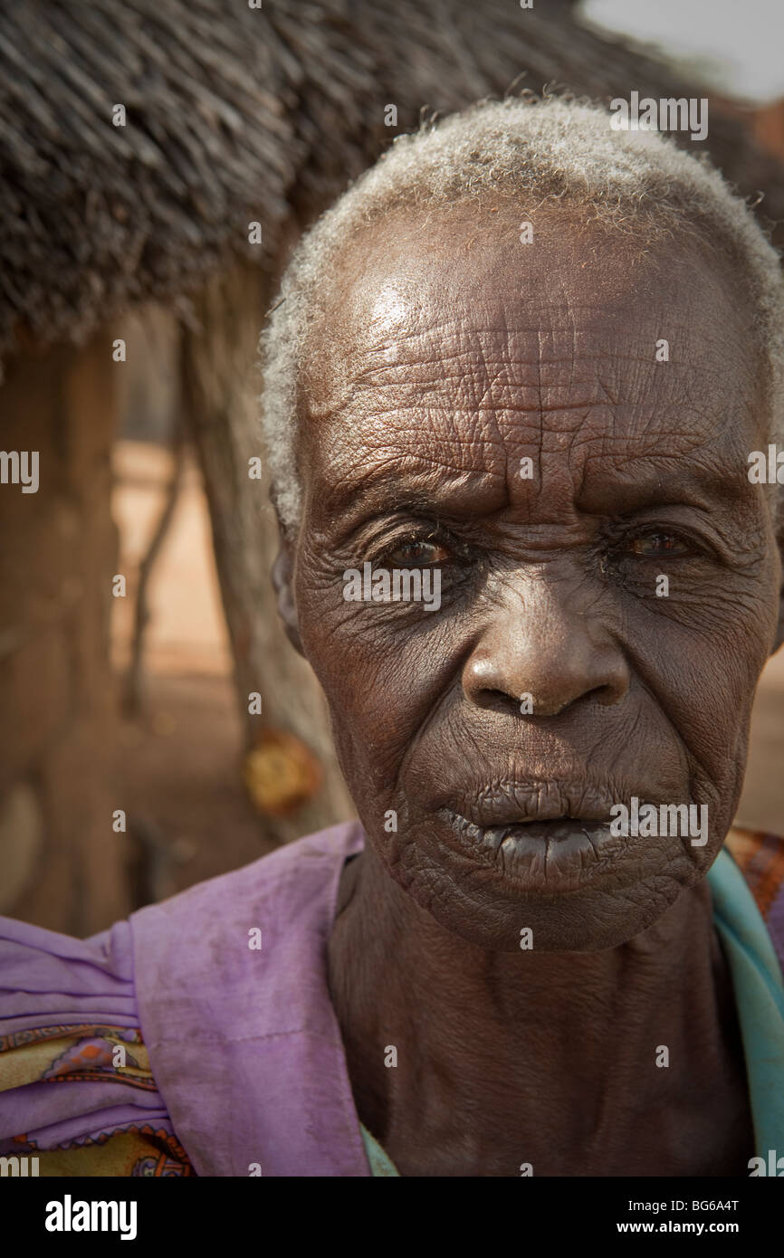 Ältere Frau des Stammes Teso-Frau Modesta Otude, Acowa Flüchtlingslager, Amuria Bezirk, Teso Subregion, östlichen Uganda Stockfoto