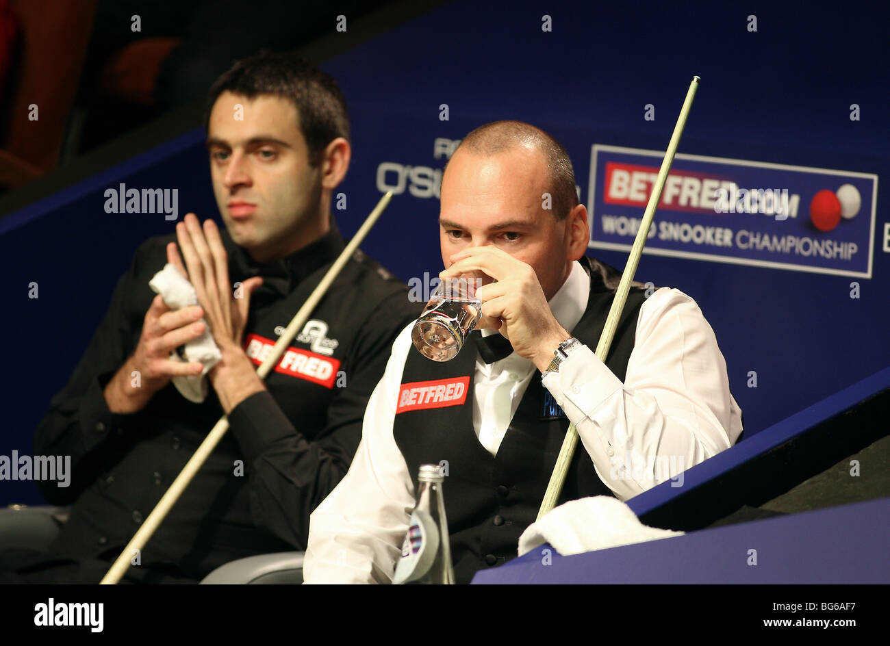 RONNIE O'SULLIVAN & JOHN BINGH WORLD SNOOKER CHAMPIONSHIP der Tiegel SHEFFIELD ENGLAND 18. April 2009 Stockfoto