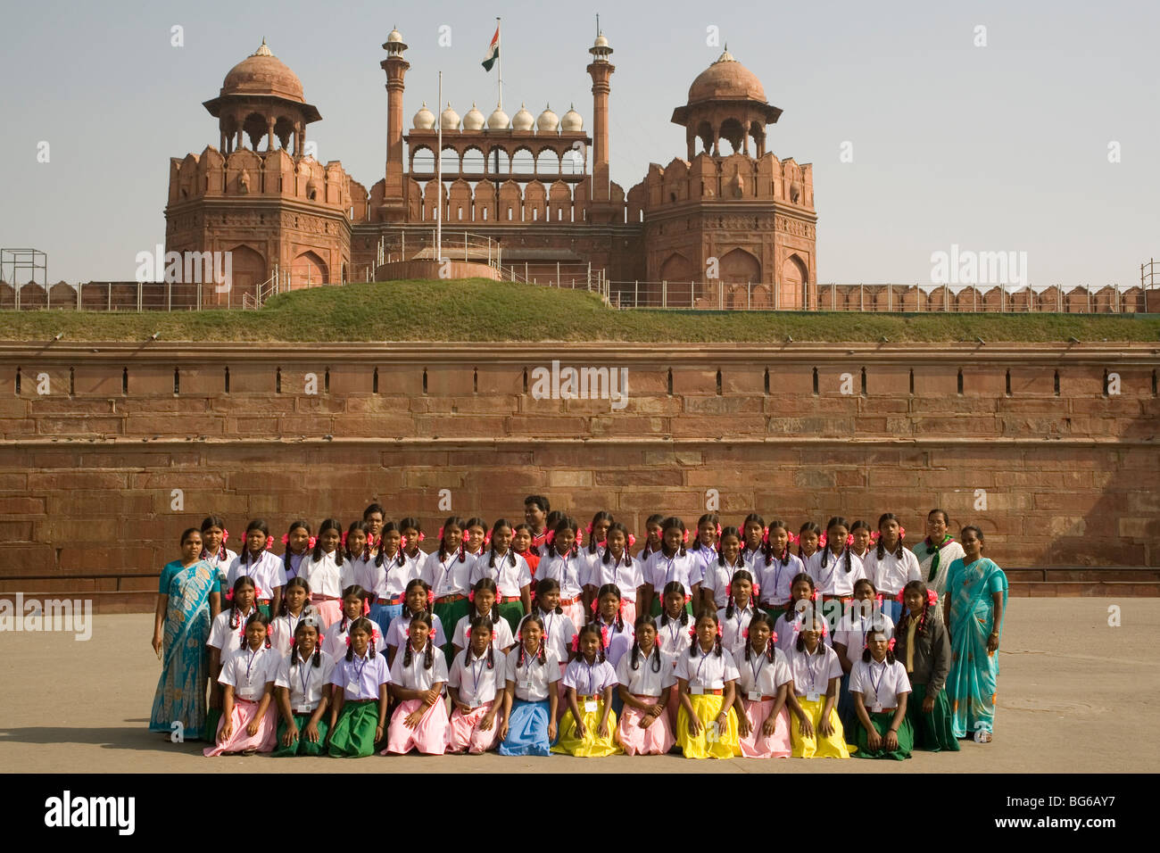 Indien-Delhi Red Fort Lahore Gate & Schule Partei Stockfoto