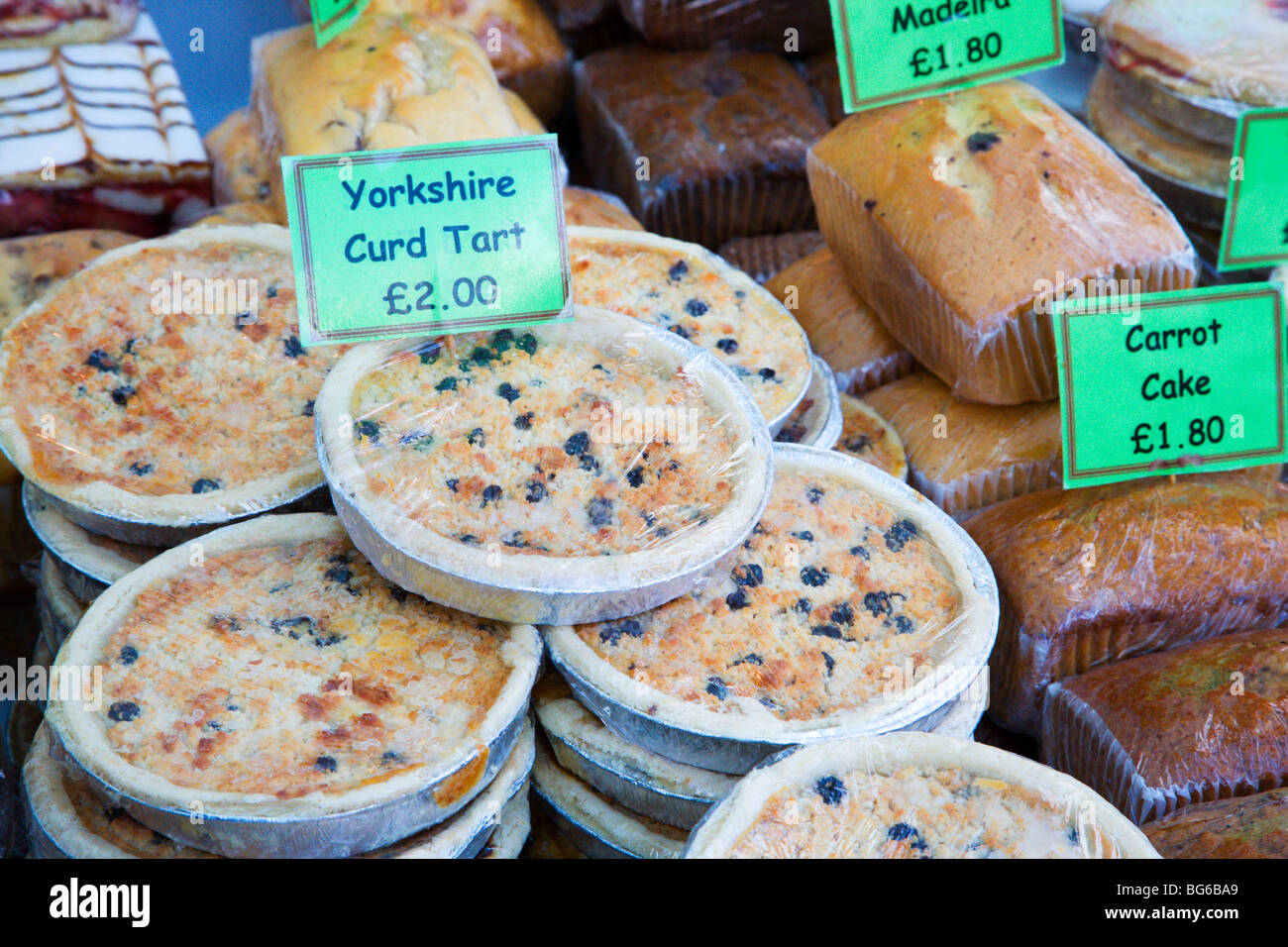 Kuchen auf einem Stand auf dem Weihnachtsmarkt Markt Knaresborough Yorkshire England Stockfoto
