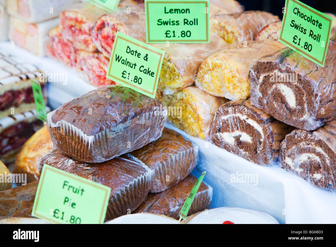 Kuchen auf einem Stand auf dem Weihnachtsmarkt Markt Knaresborough Yorkshire England Stockfoto