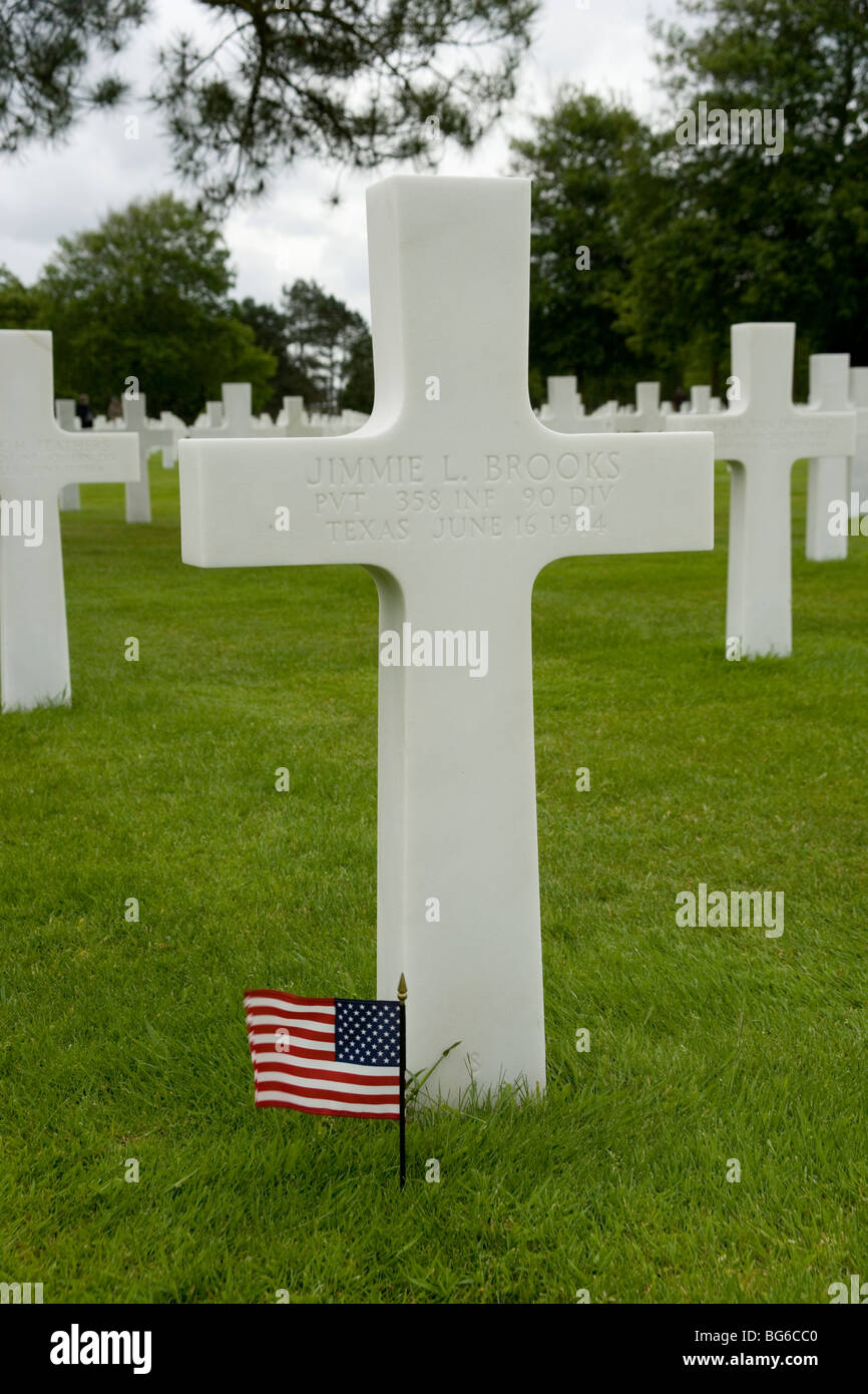 Grab mit USA-Flagge Stars And Stripes auf der Normandy American National Cemetery mit Blick auf Omaha Beach Stockfoto