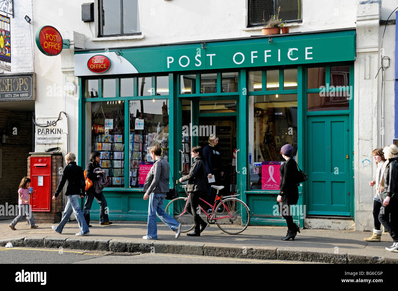 Postamt mit Menschen zu Fuß vorbei an Stoke Newington Kirche Street London England UK Stockfoto