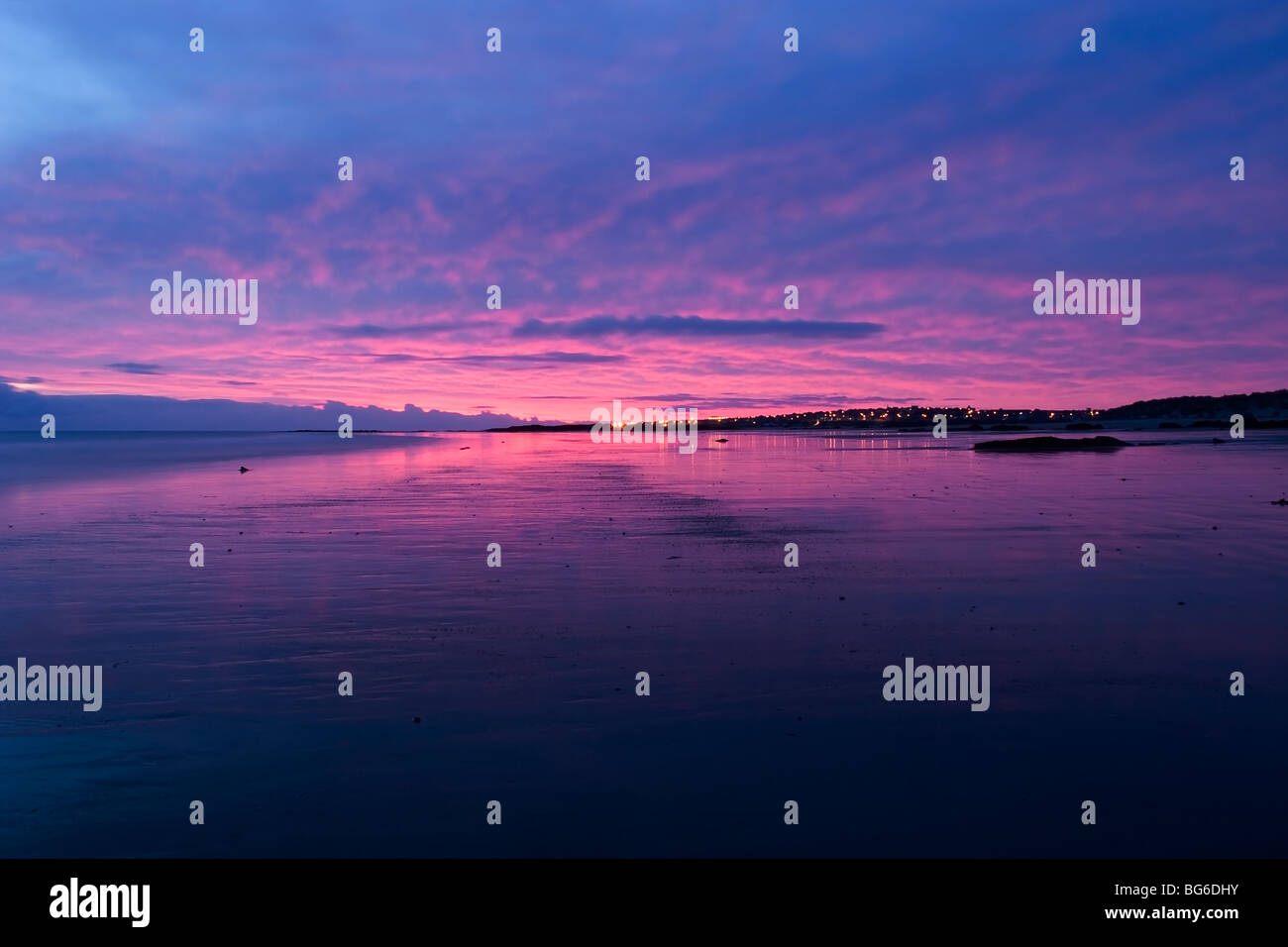 Sonnenaufgang am Strand von Lossiemouth, Moray Shire, Schottland, UK Stockfoto