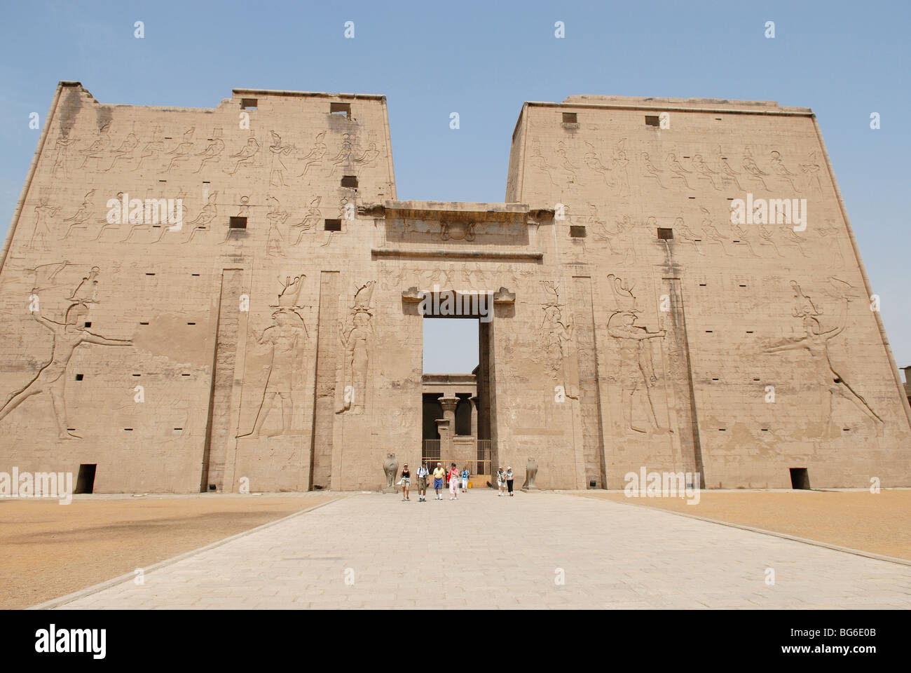 Die ersten Pylon in Edfu Tempel des Horus, Ägypten Stockfoto