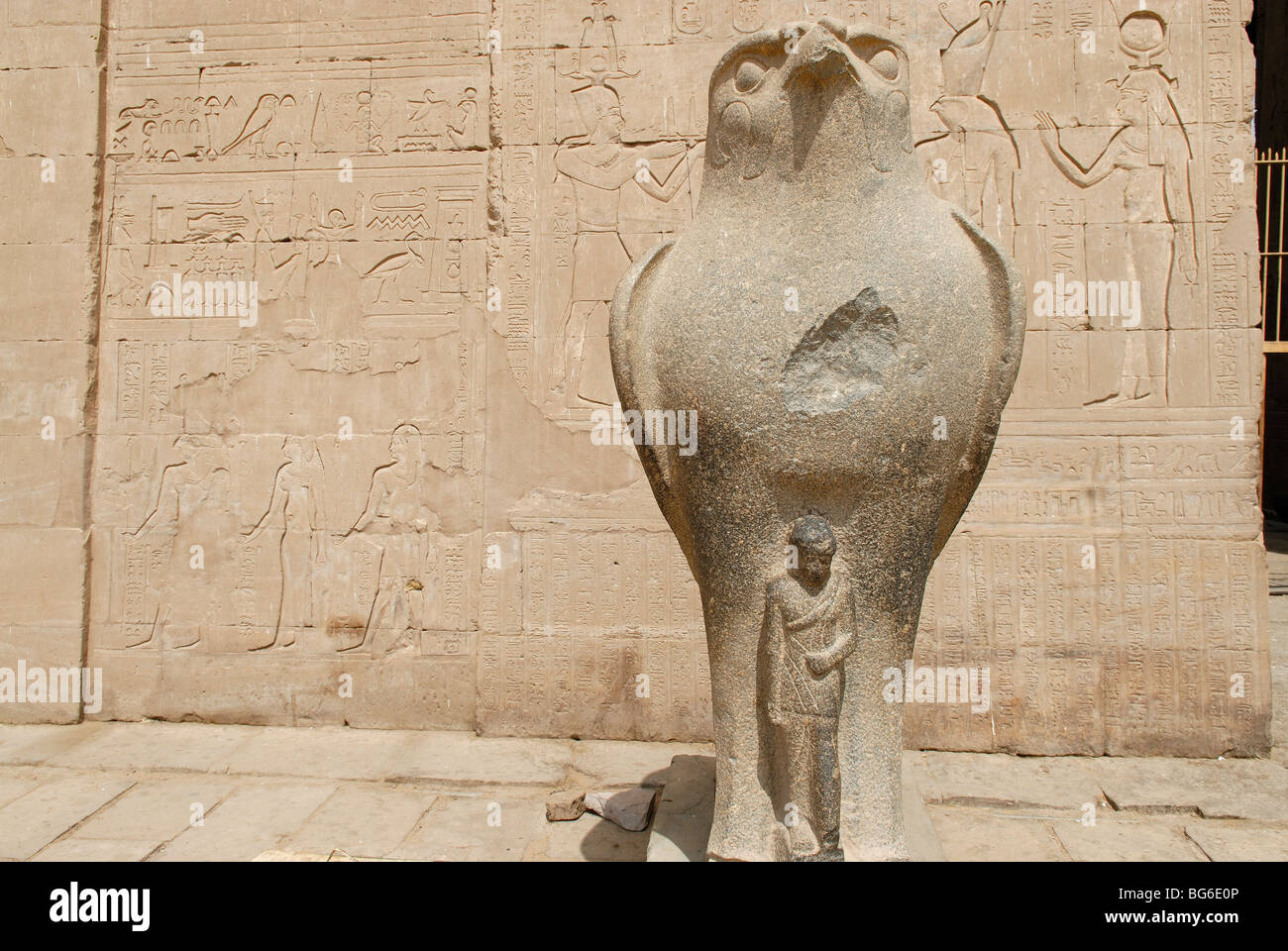 Statue des Horus in Edfu Tempel des Horus, Ägypten Stockfoto