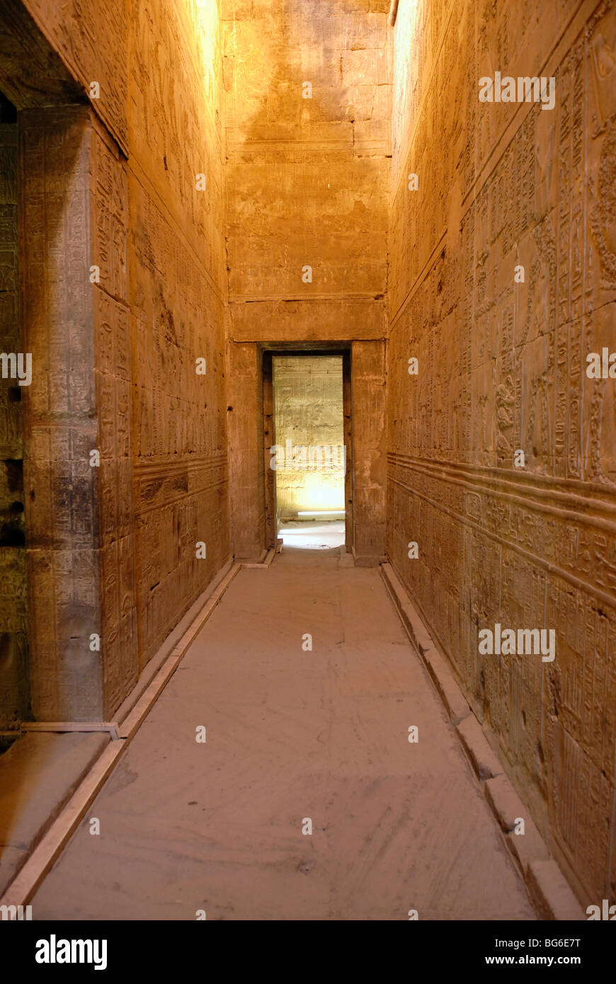 Hieroglyphen Wände in Edfu Tempel des Horus, Ägypten Stockfoto