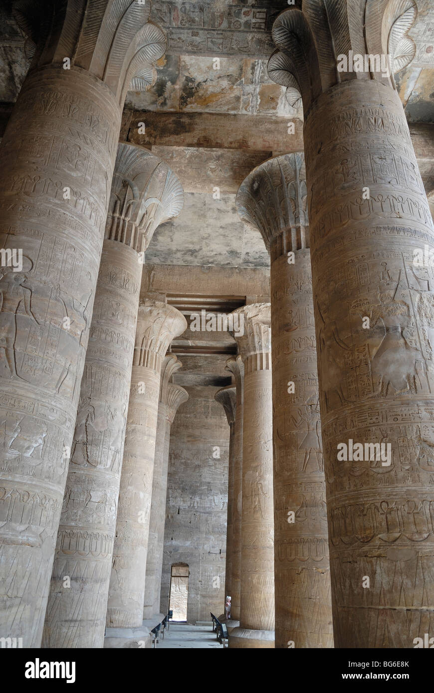 Säulen in Edfu Tempel des Horus, Ägypten Stockfoto