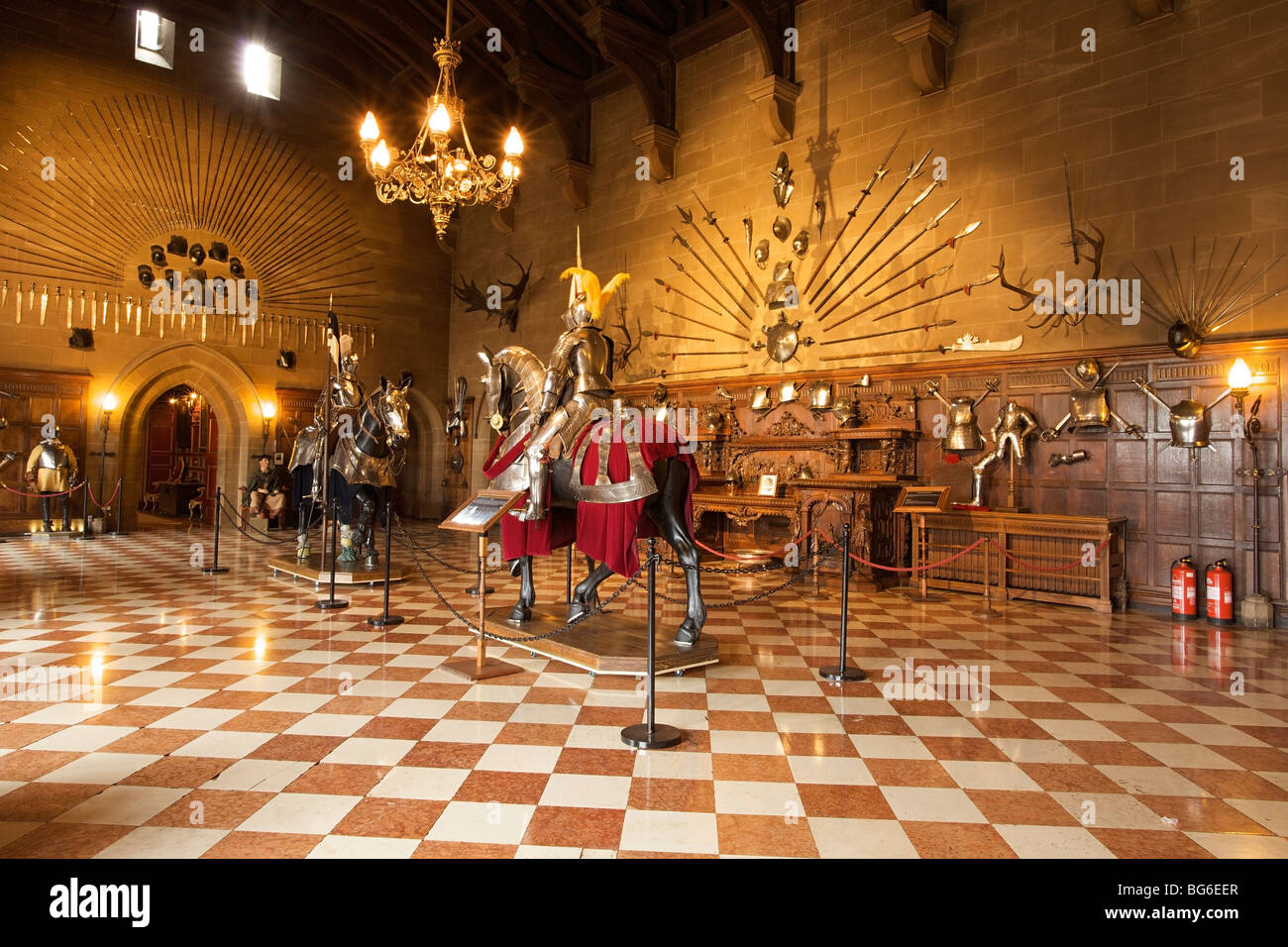 Die große Halle zeigt Rüstungen und Waffen im Warwick Castle, Warwickshire, Midlands von England, Vereinigtes Königreich Stockfoto