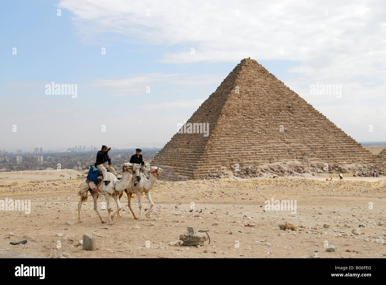Zwei militärische Soldaten in der Nähe von einer Pyramide auf dem Plateau von Gizeh, Ägypten Stockfoto