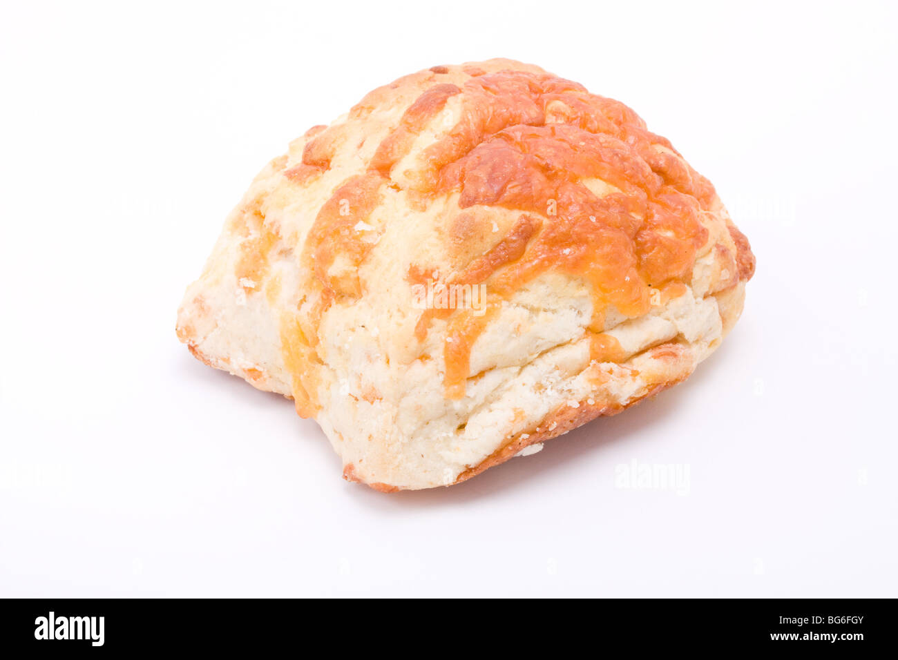 Käse-Scone aus niedrigen Sicht auf weißen Hintergrund isoliert. Stockfoto