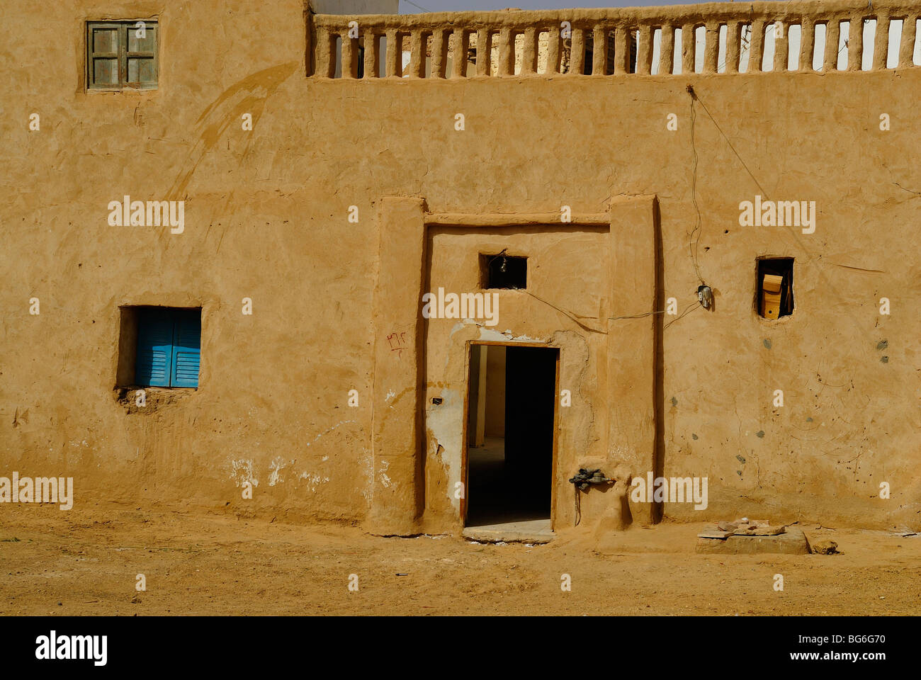 Typisches Haus in der Stadt Al Qasr in der Oase Dakhla, westlich von Ägypten Stockfoto