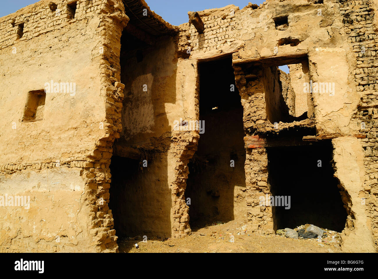 Alten zerstörten Haus in der Stadt Al Qasr in der Oase Dakhla, westlich von Ägypten Stockfoto