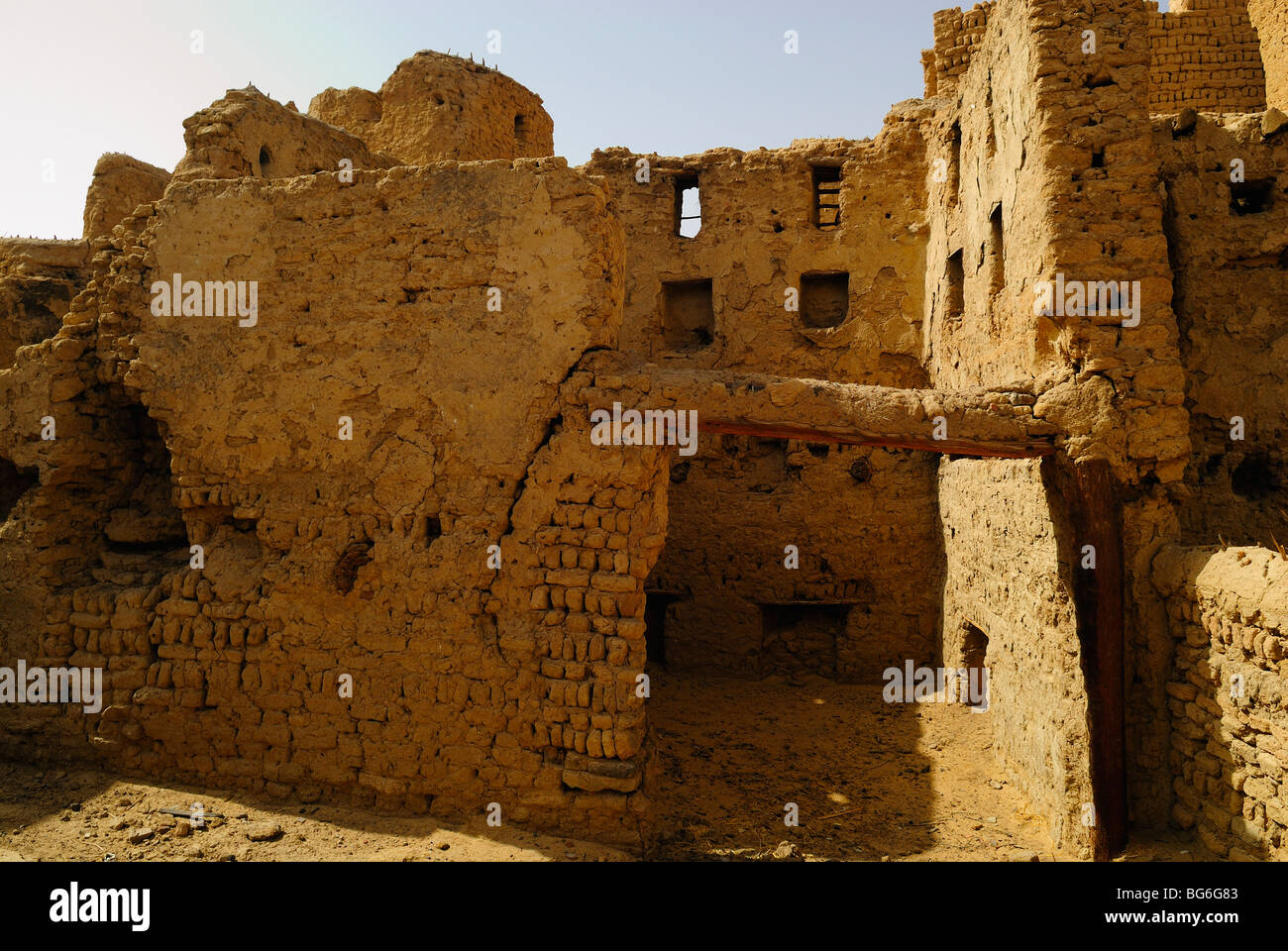 Alten zerstörten Haus in der Stadt Al Qasr in der Oase Dakhla, westlich von Ägypten Stockfoto