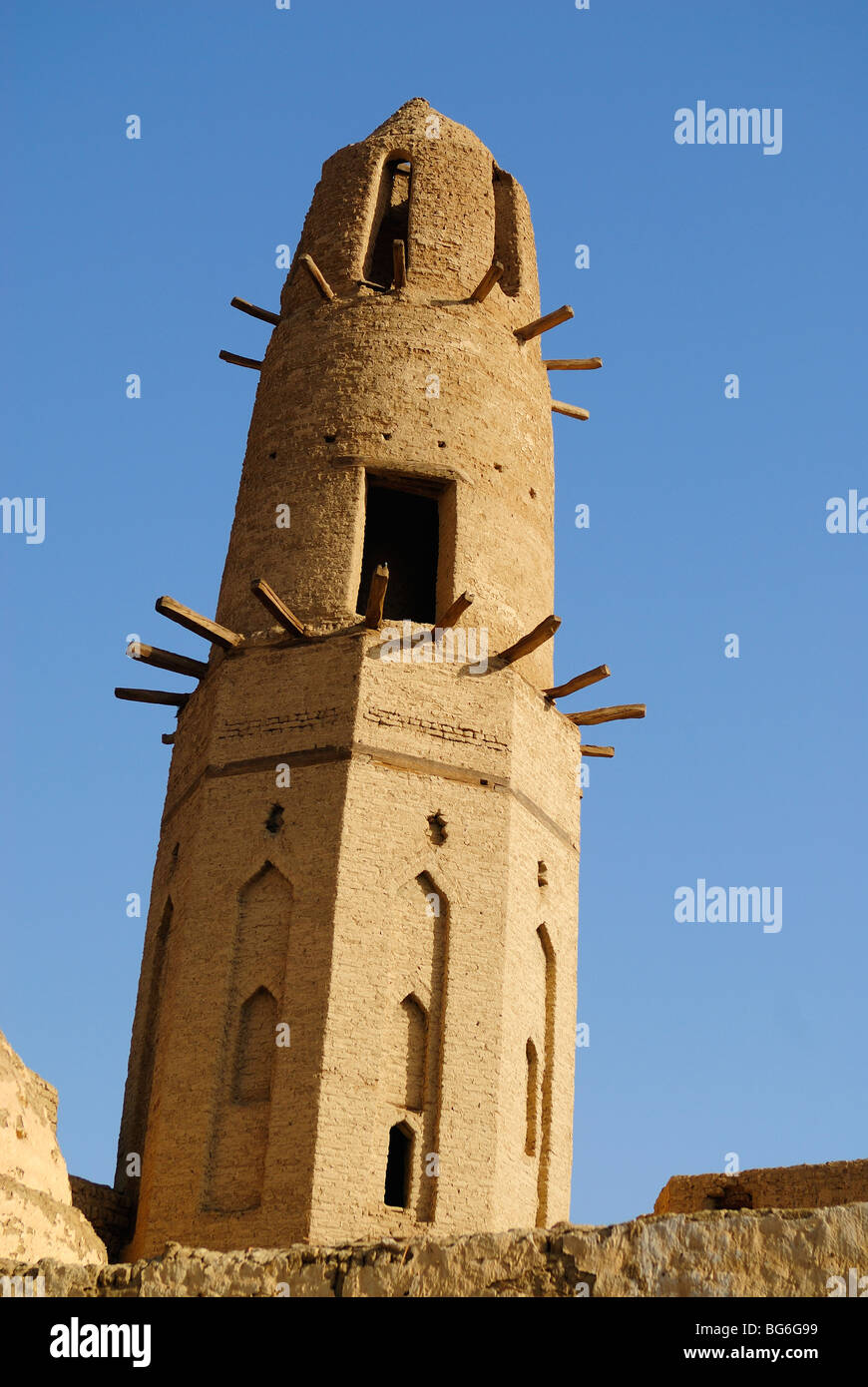 Minarett der Nasr el-Din-Moschee der Stadt von Al Qasr in der Oase Dakhla, westlich von Ägypten Stockfoto