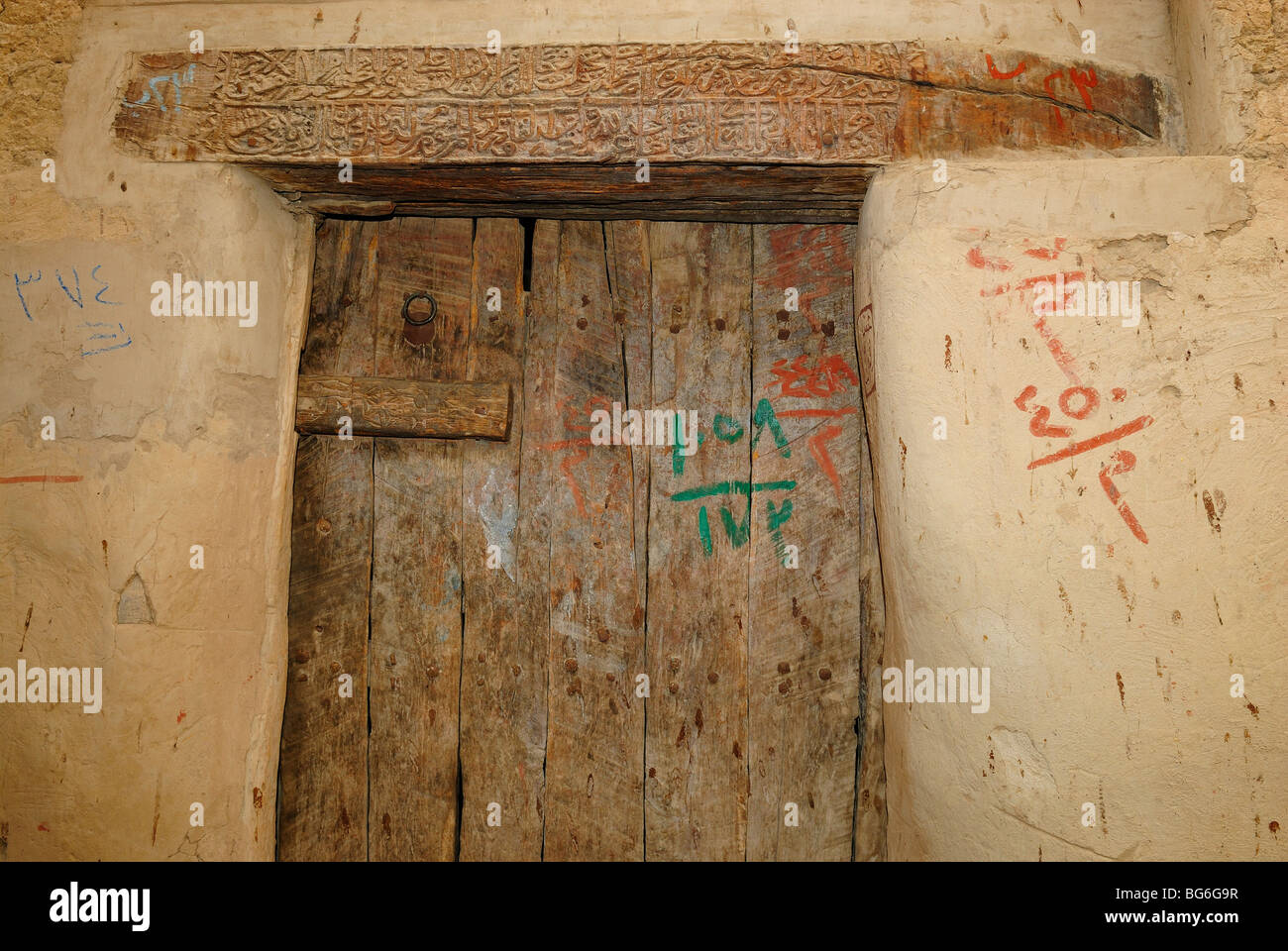 Hölzerner Türsturz aus einem Hauseingang in der Stadt Al Qasr in der Oase Dakhla, westlich von Ägypten Stockfoto