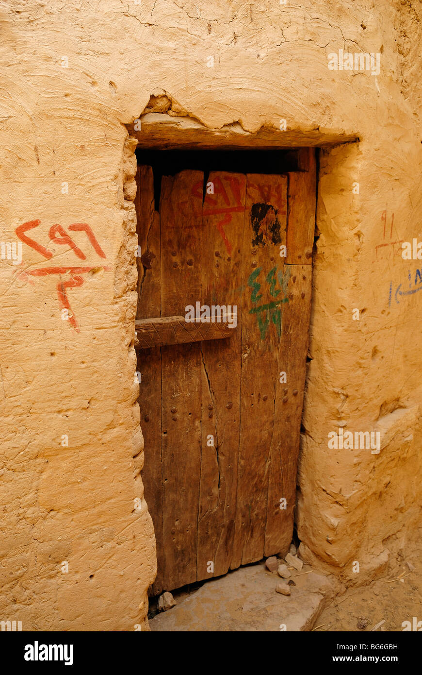 Enge Holz Tür eines Hauses in der Stadt Al Qasr in der Oase Dakhla, westlich von Ägypten Stockfoto