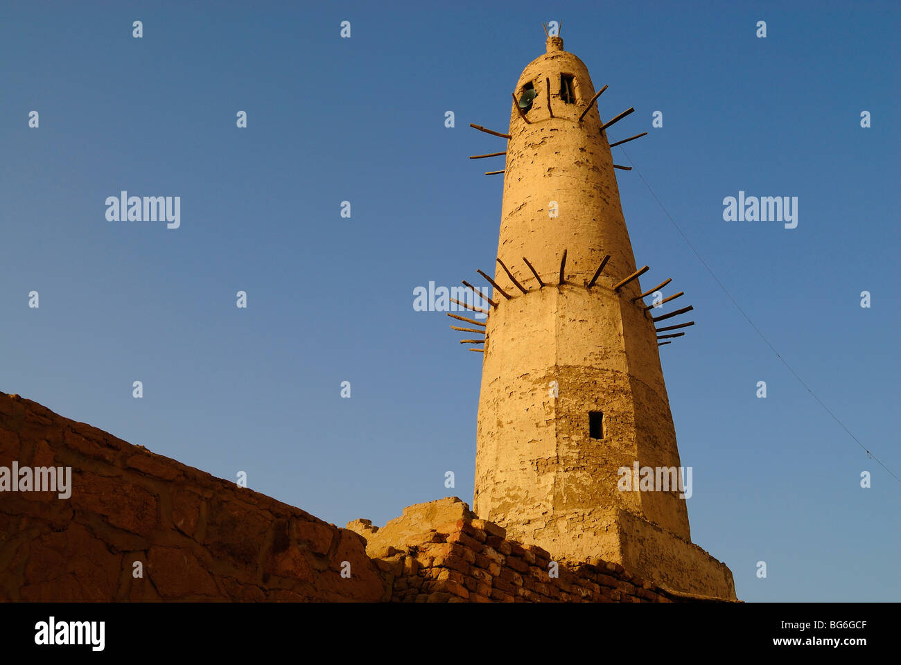 Minarett der Moschee Nasr el-Din in der Stadt Al Qasr in der Oase Dakhla, westlich von Ägypten Stockfoto