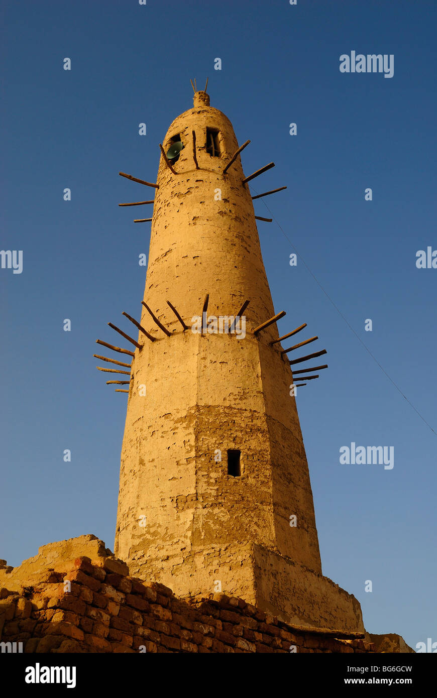 Minarett der Moschee Nasr el-Din in der Stadt Al Qasr in der Oase Dakhla, westlich von Ägypten Stockfoto