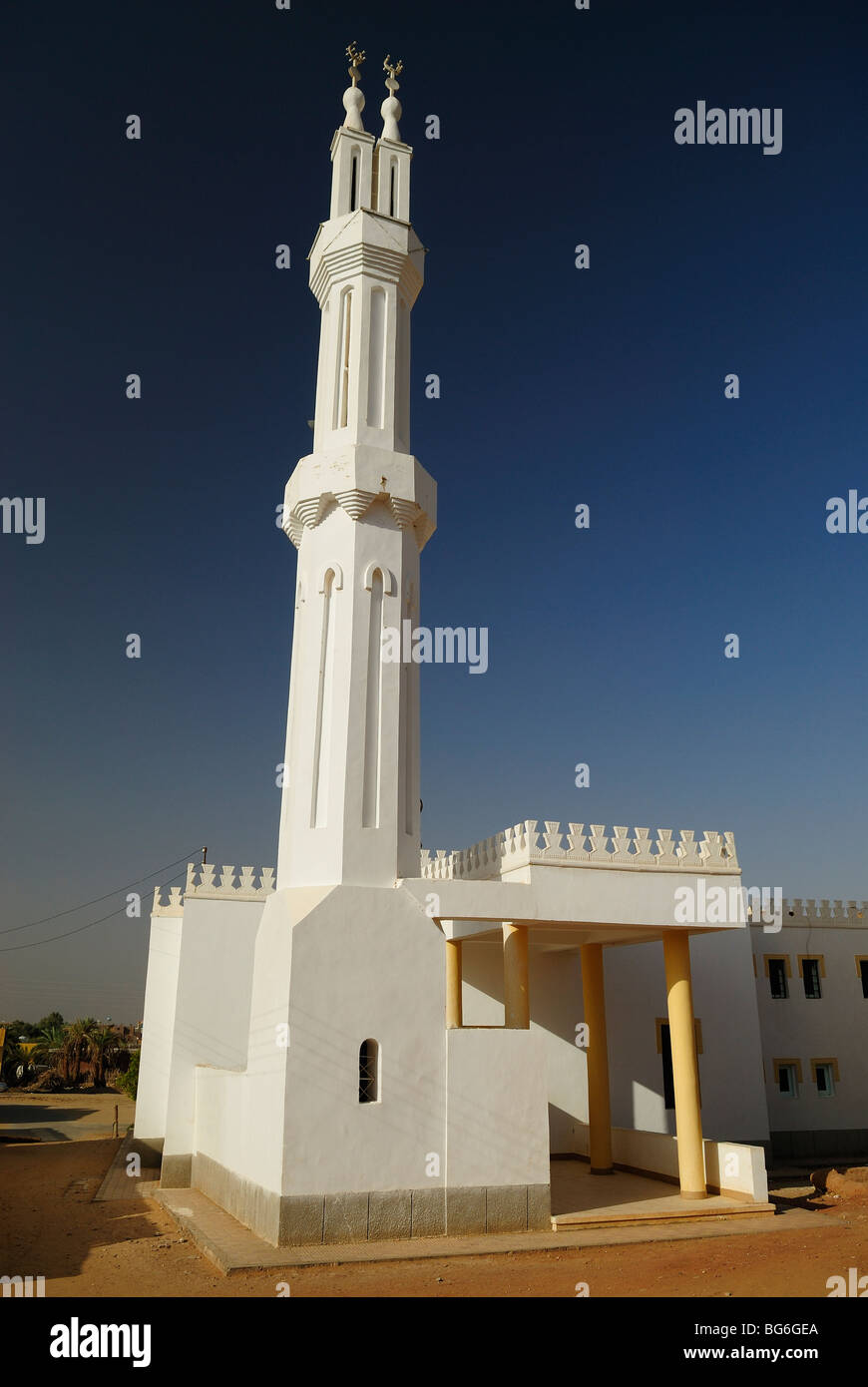 Moderne weiße Minarett über die Moschee in der Stadt Al Qasr in der Oase Dakhla, westlich von Ägypten Stockfoto
