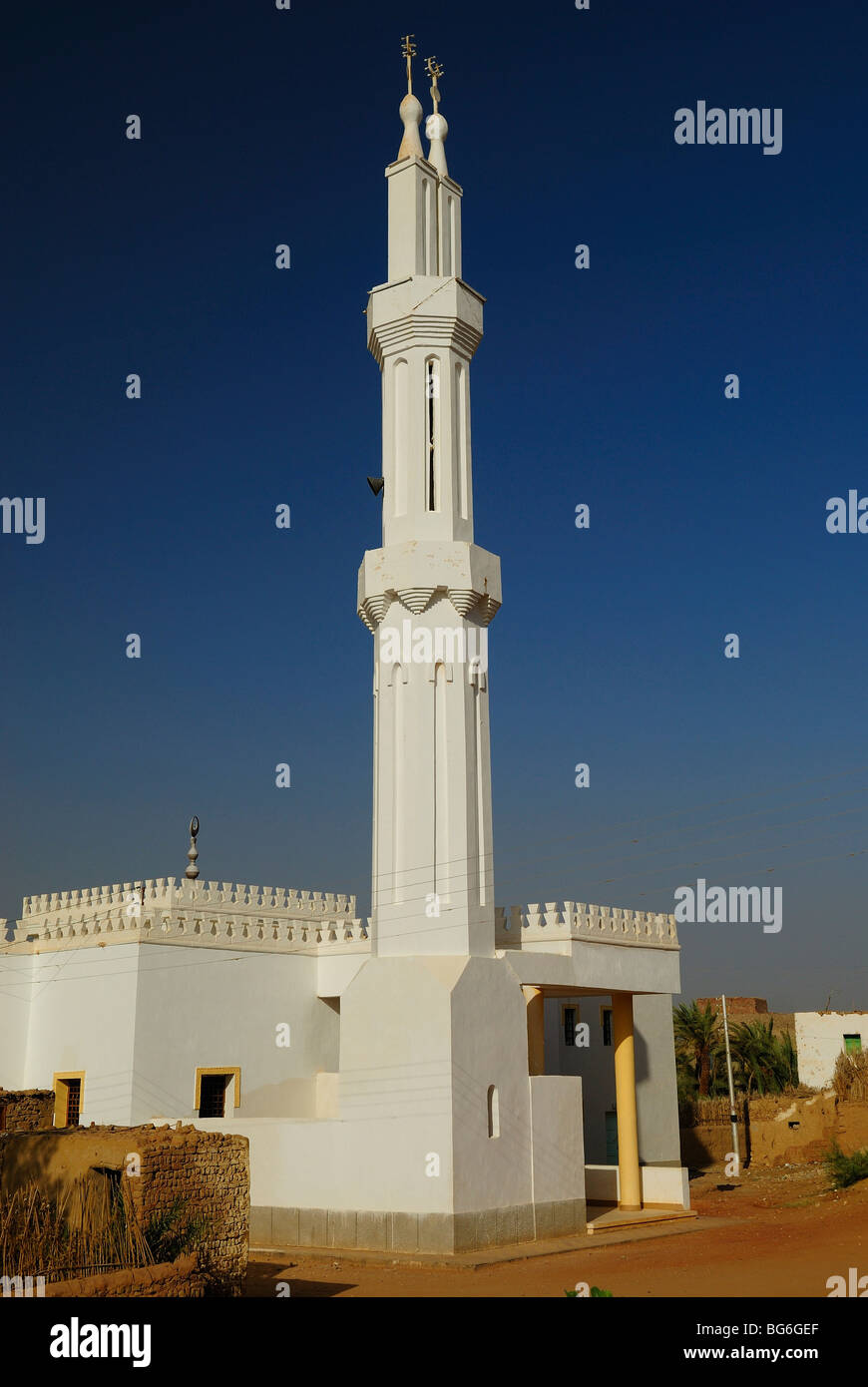 Moderne weiße Minarett über die Moschee in der Stadt Al Qasr in der Oase Dakhla, westlich von Ägypten Stockfoto