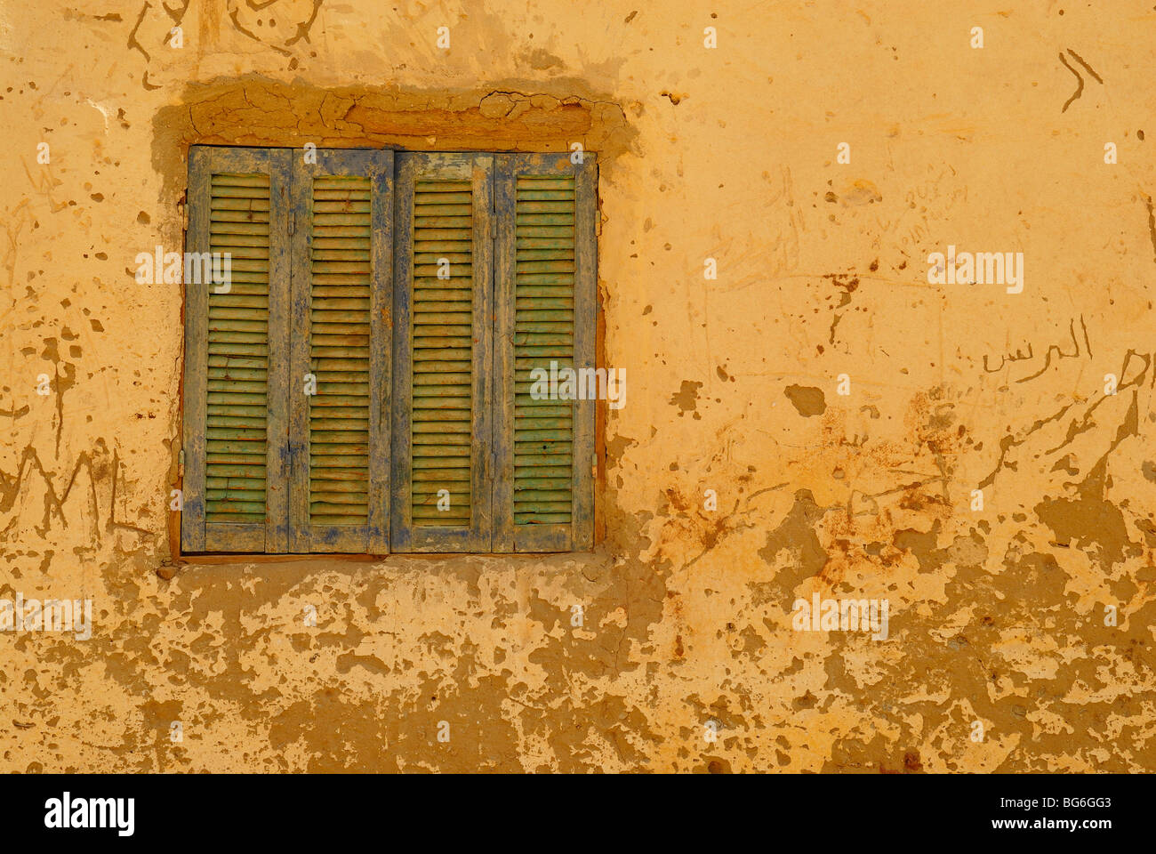 Geschlossene grüne Fenster eines Hauses in der Stadt Al Qasr in der Oase Dakhla, westlich von Ägypten Stockfoto