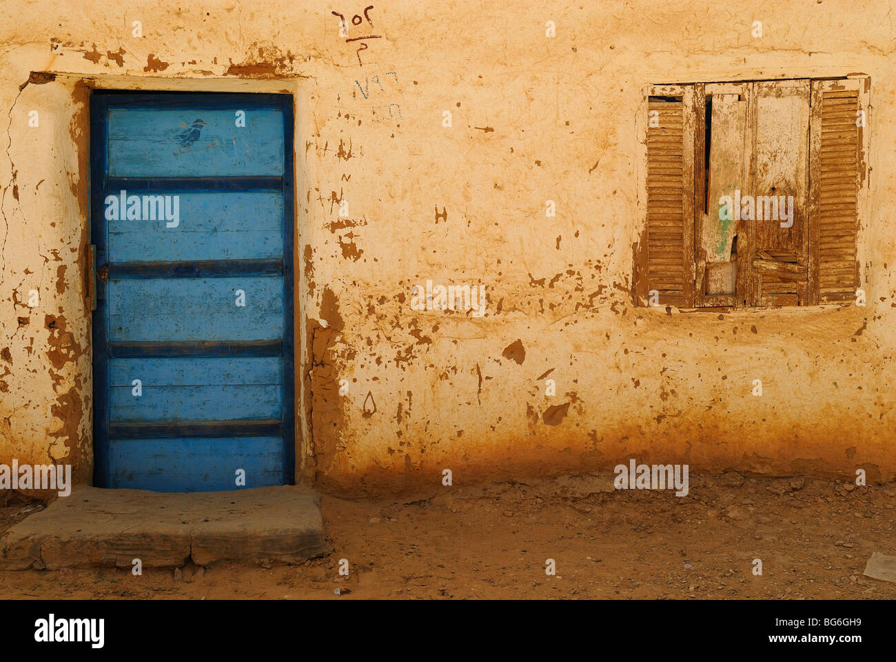 Geschlossene Tür und Fenster eines Hauses in der Stadt Al Qasr in der Oase Dakhla, westlich von Ägypten Stockfoto