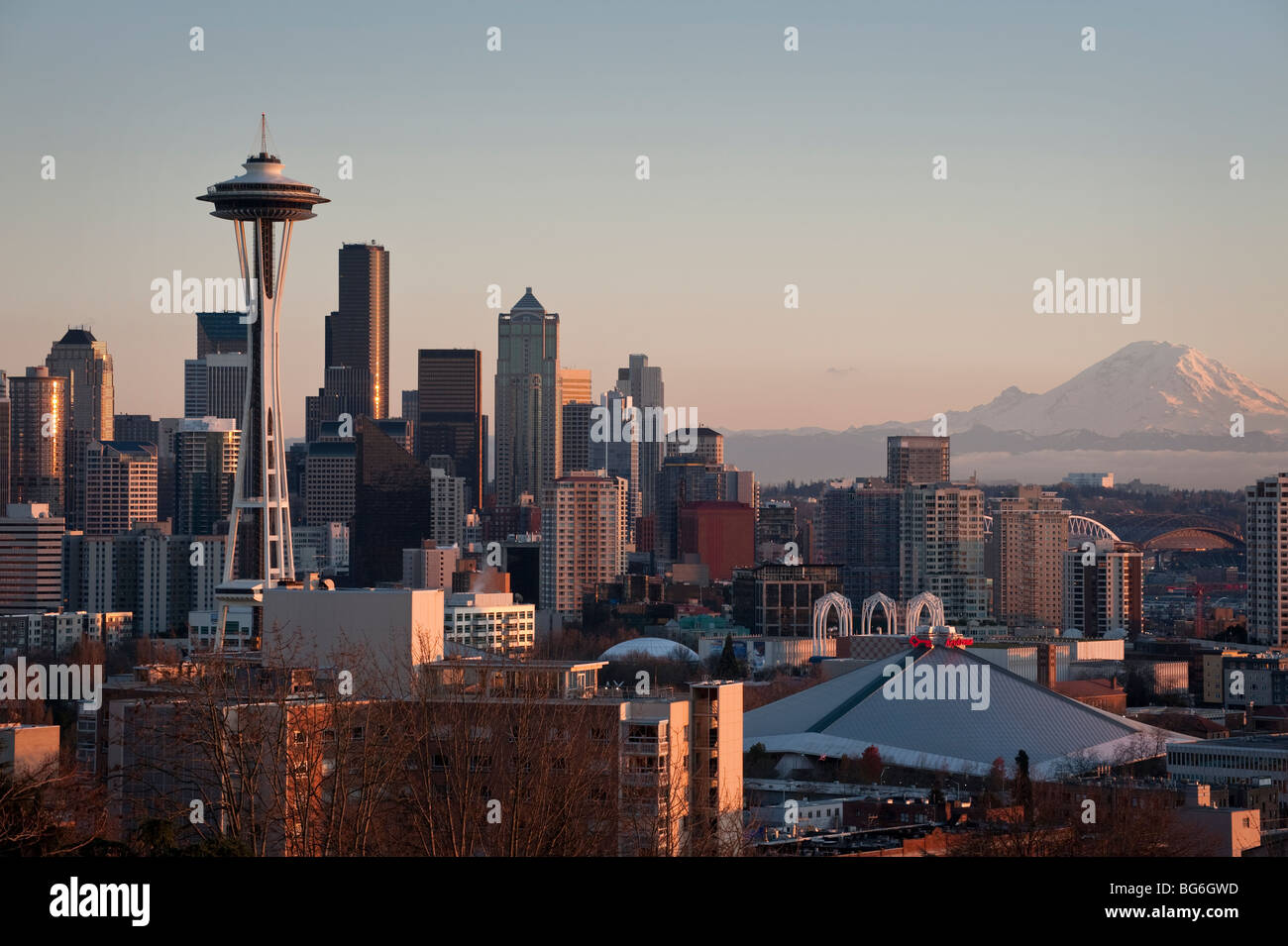 Der Space Needle und die Skyline von Seattle, Washington Kerry Park am Queen Anne Hill entnommen. Mt. Ranier im Hintergrund. Stockfoto
