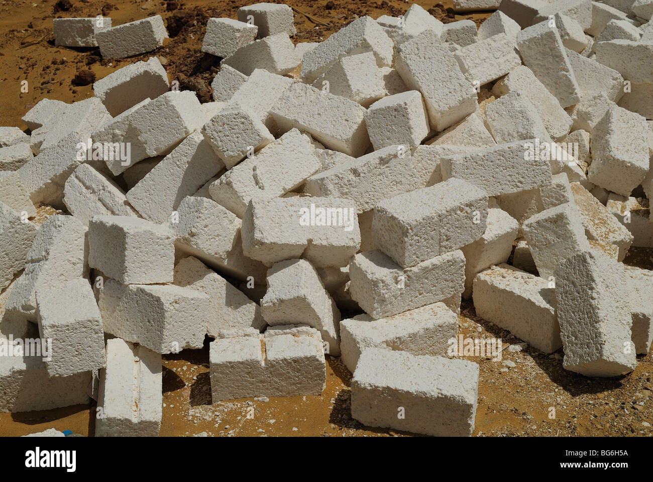 Kalkstein Ziegel in der Nähe von einem Haus in der Stadt Al Qasr in der Oase Dakhla, westlich von Ägypten Stockfoto