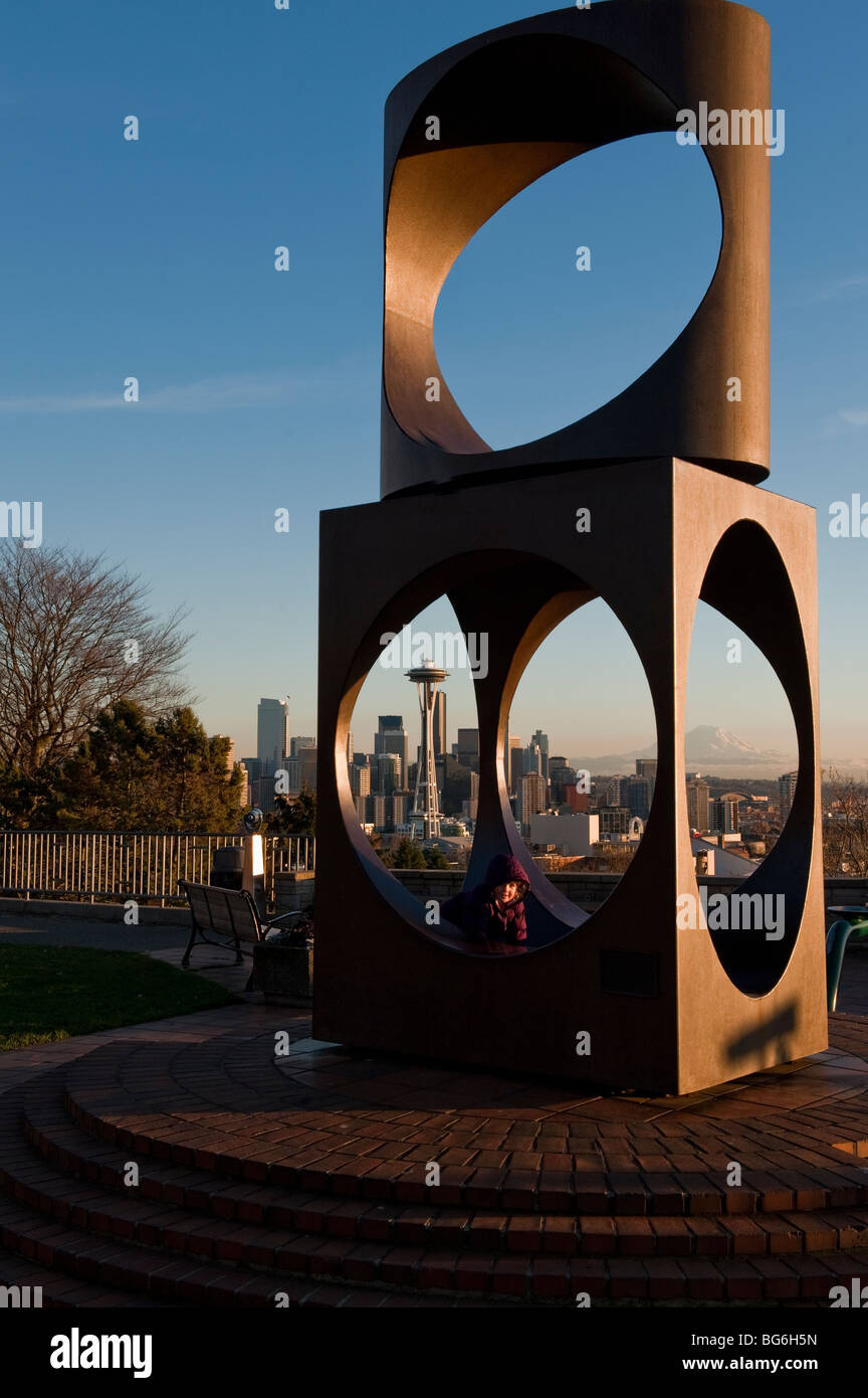 Ein Panoramablick über die Innenstadt von Seattle aus Kerry Park umfasst eine Skulptur von Doris Chase 1971 "The ändern Form" genannt. Stockfoto