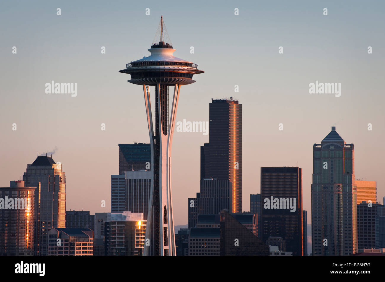 Der Space Needle und die Skyline von Seattle, Washington Kerry Park am Queen Anne Hill entnommen. Mt. Ranier im Hintergrund. Stockfoto