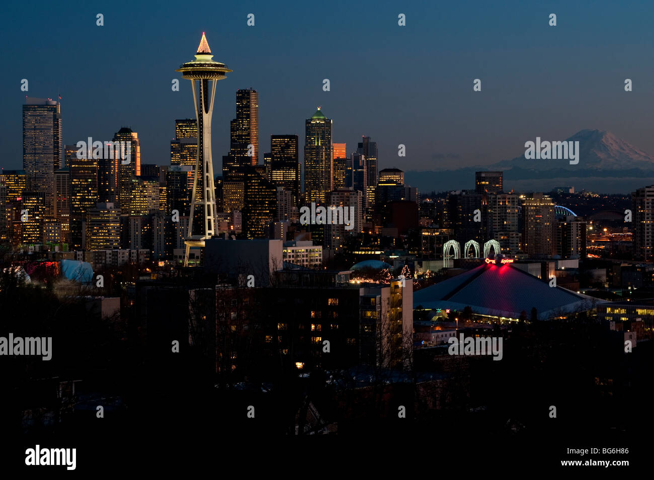 Der Space Needle und die Skyline von Seattle, Washington Kerry Park am Queen Anne Hill entnommen. Mt. Ranier im Hintergrund. Stockfoto