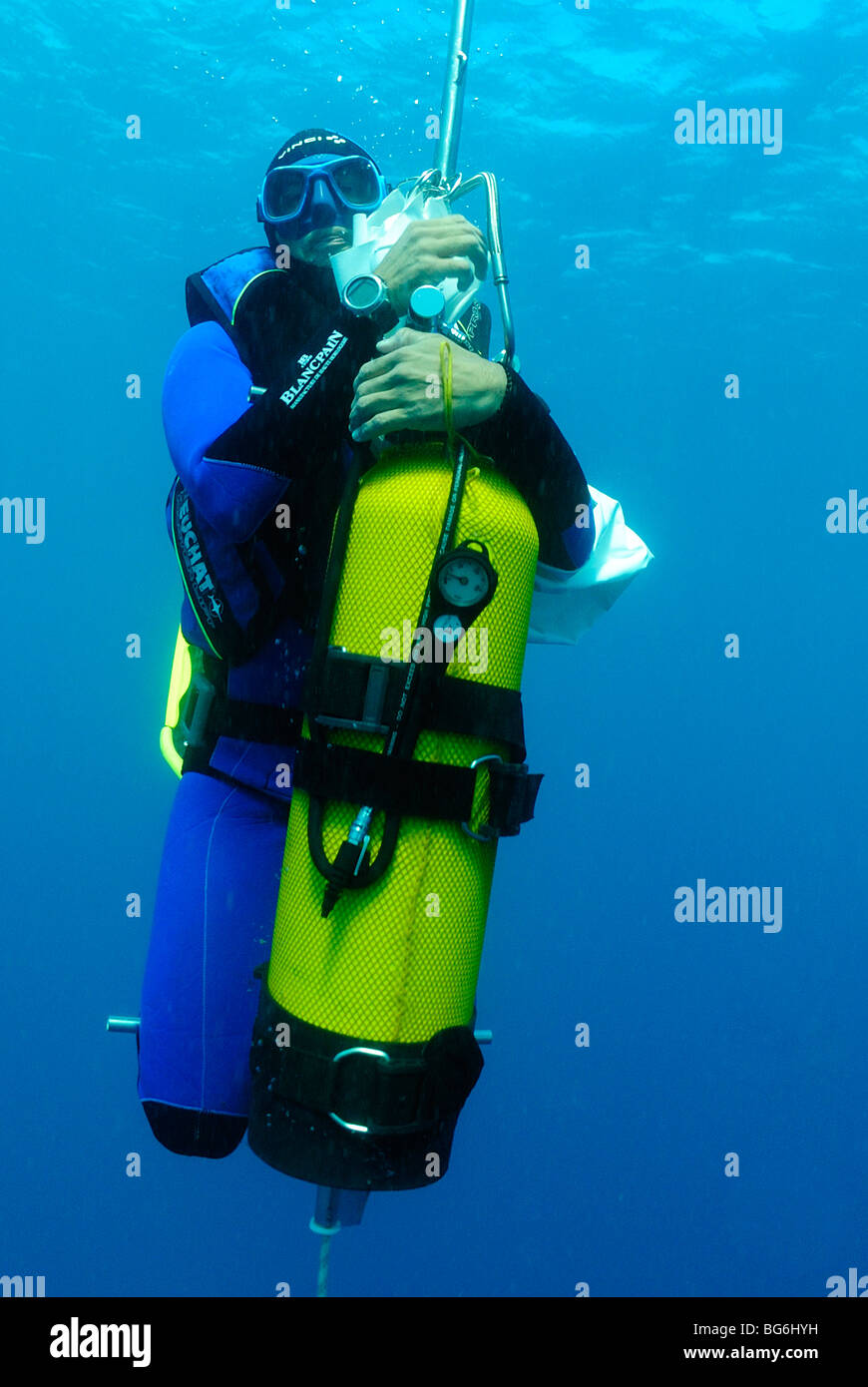 Freitaucher hinunter mit einem gewichteten Tank im Mittelmeer, vor Monaco Stockfoto