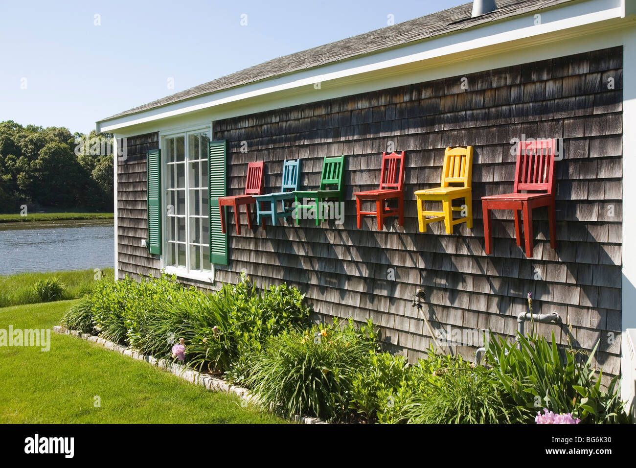 Stühle auf Haus Chatham Cape Cod Massachusetts Stockfoto