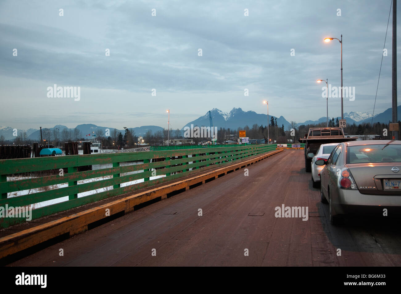 Eine Schlange von Autos warten auf die Albion Ferry, Fraser River, Fort Langley, BC, Kanada Stockfoto