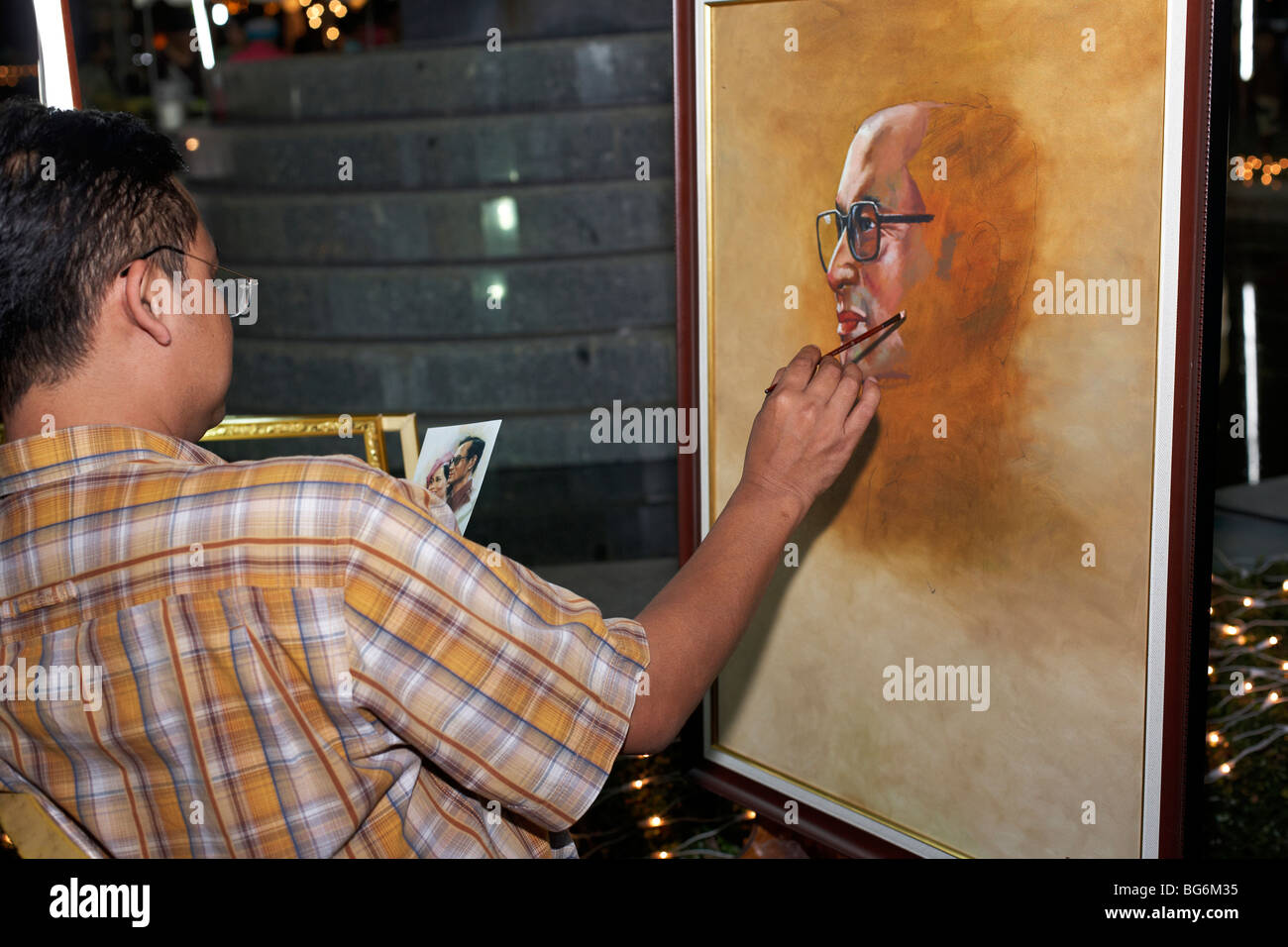 Thailand Künstler Malerei ein Portrait von Thailand König Bhumibol Adulyadej. Rama 1 X, Thailand S. E. in Asien Stockfoto