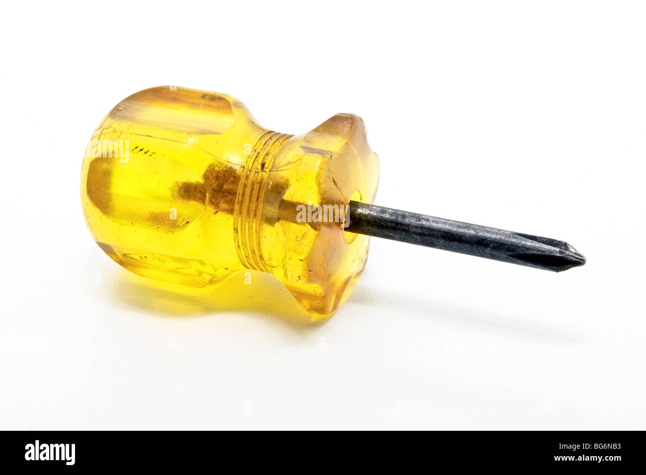 Ein Stub-Schraubendreher mit einem gelben Griff isoliert auf weiss Stockfoto