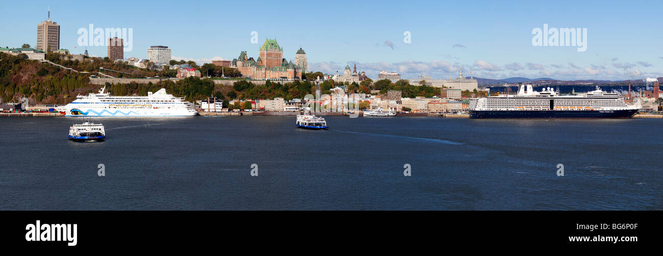Kreuzfahrtschiffe und Chateau Frontenac in Quebec City, Kanada Stockfoto