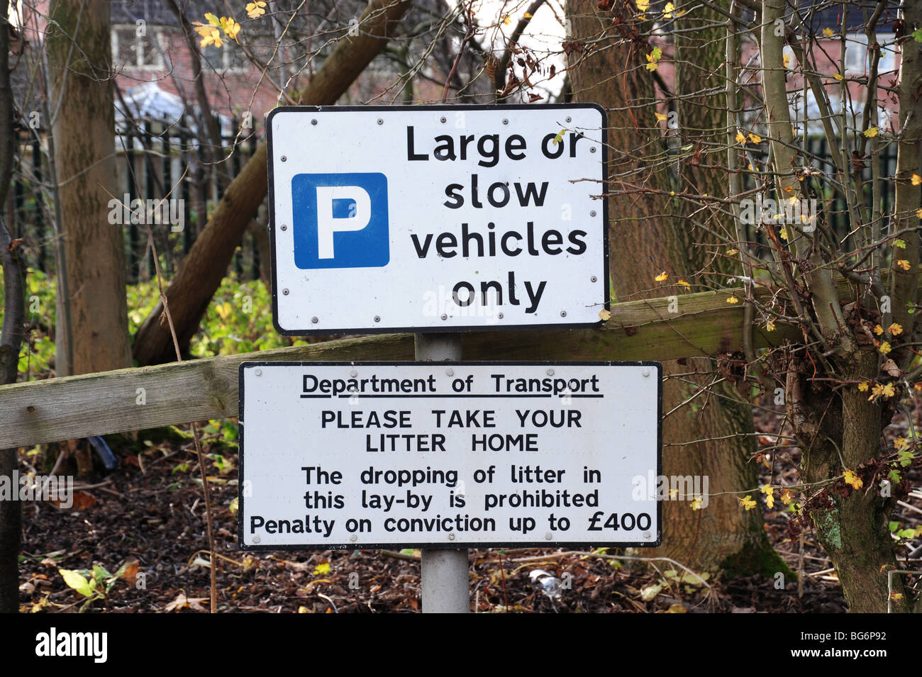 Wurf-Warnschild Stockfoto