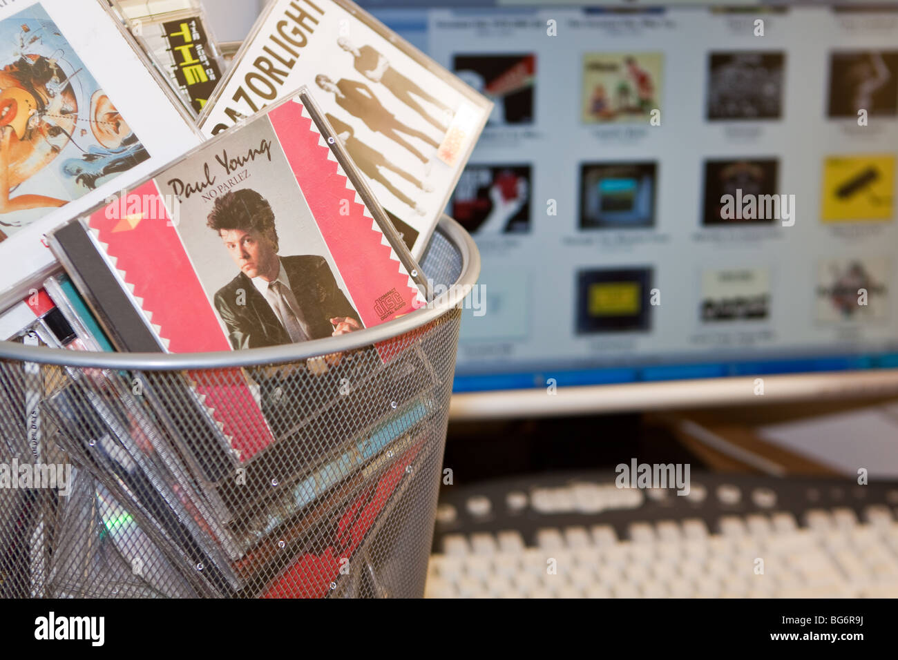 Alte Technologie in die Mülltonne Stockfoto